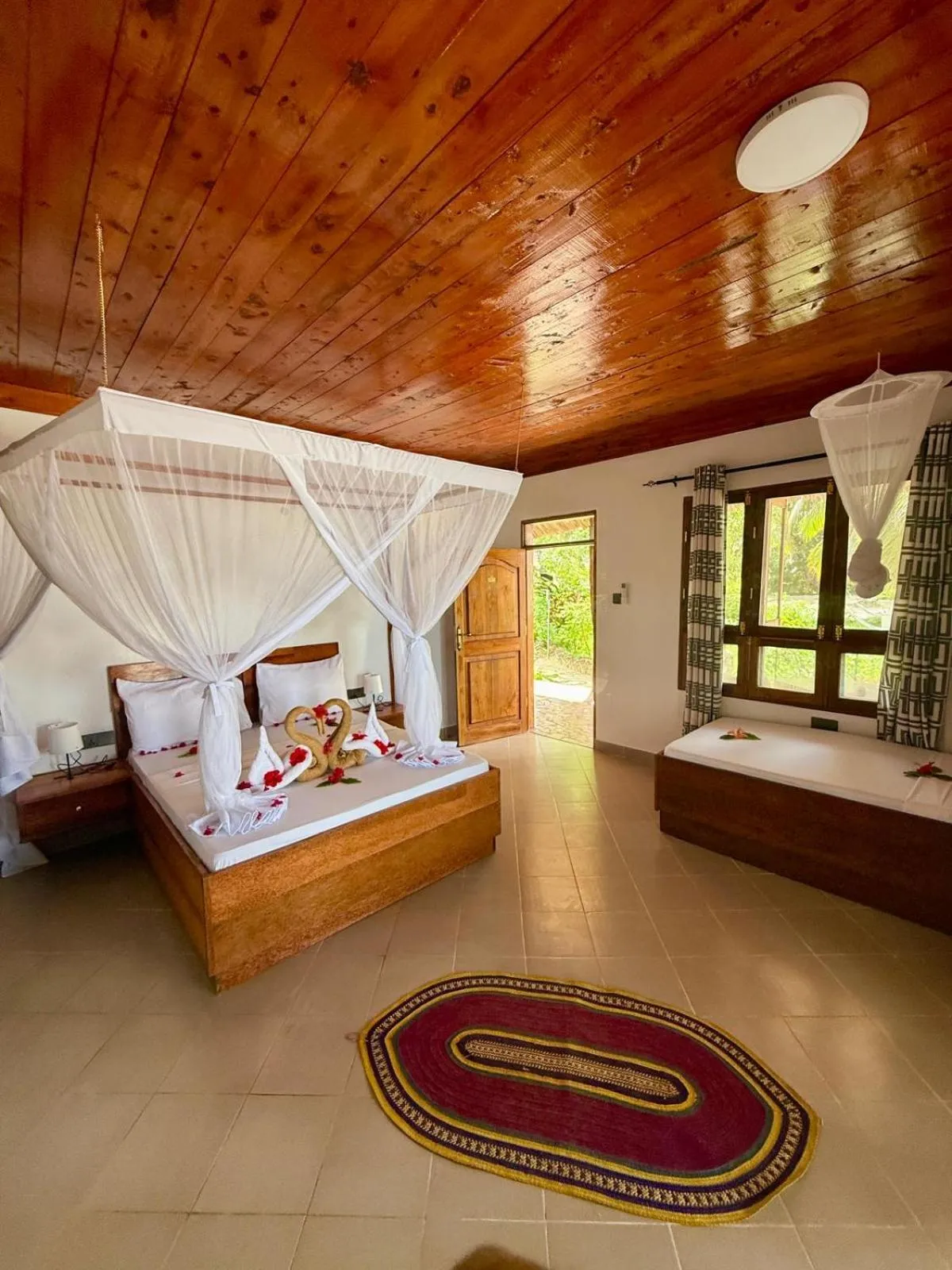 Bedroom, Bed in Mambo Ocean Resort