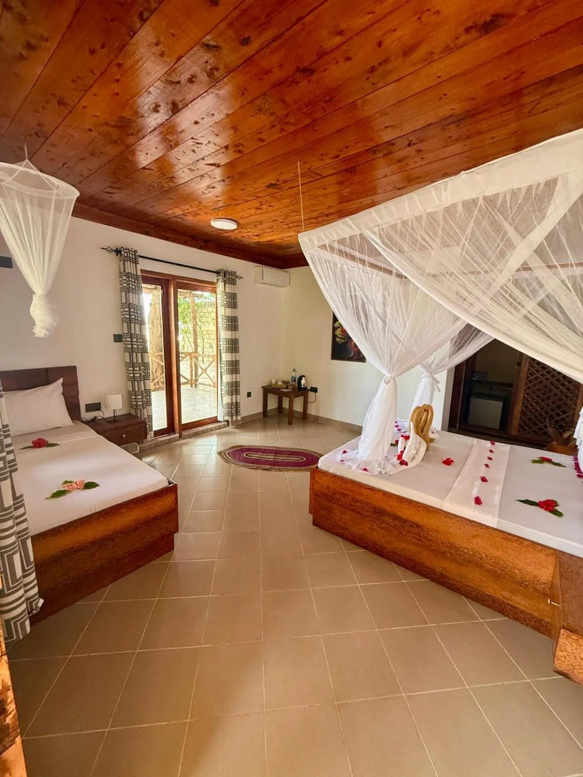 Bedroom, Bed in Mambo Ocean Resort