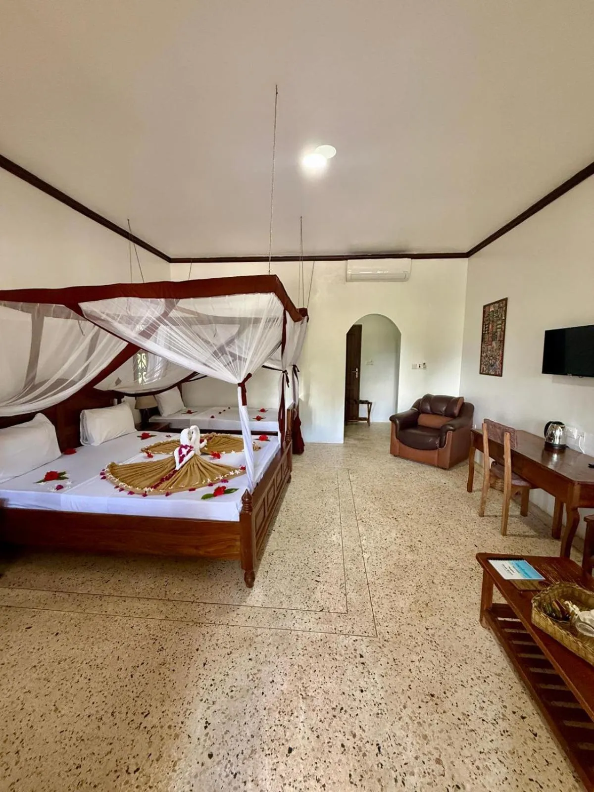 Bedroom, Bed in Mambo Ocean Resort