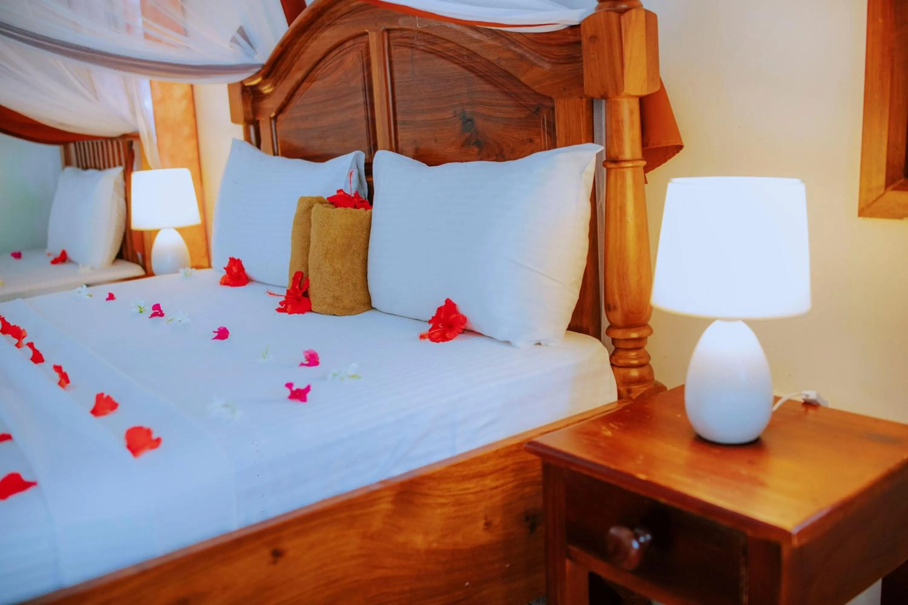 Bedroom, Bed in Mambo Ocean Resort