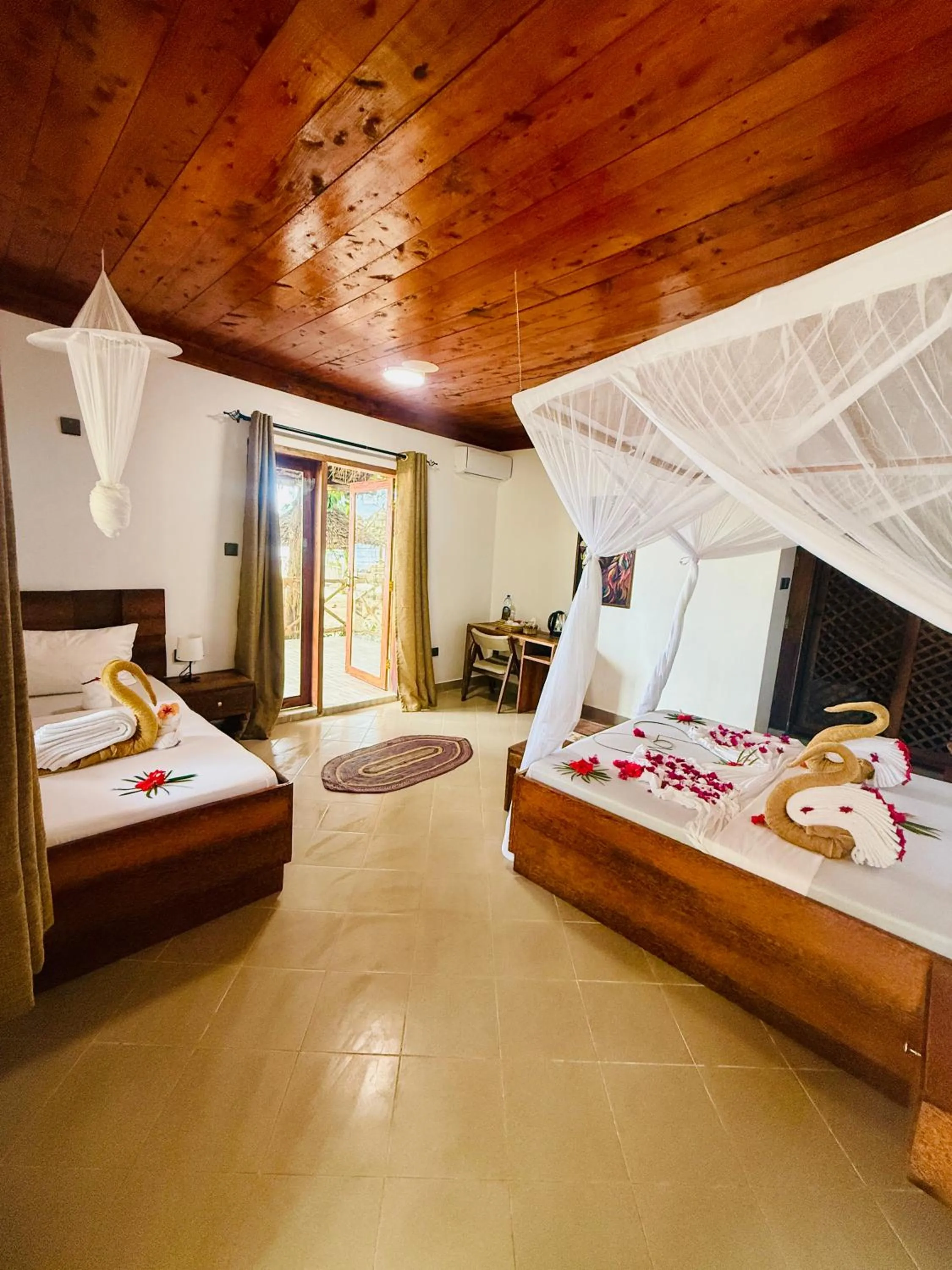 Bedroom, Bed in Mambo Ocean Resort