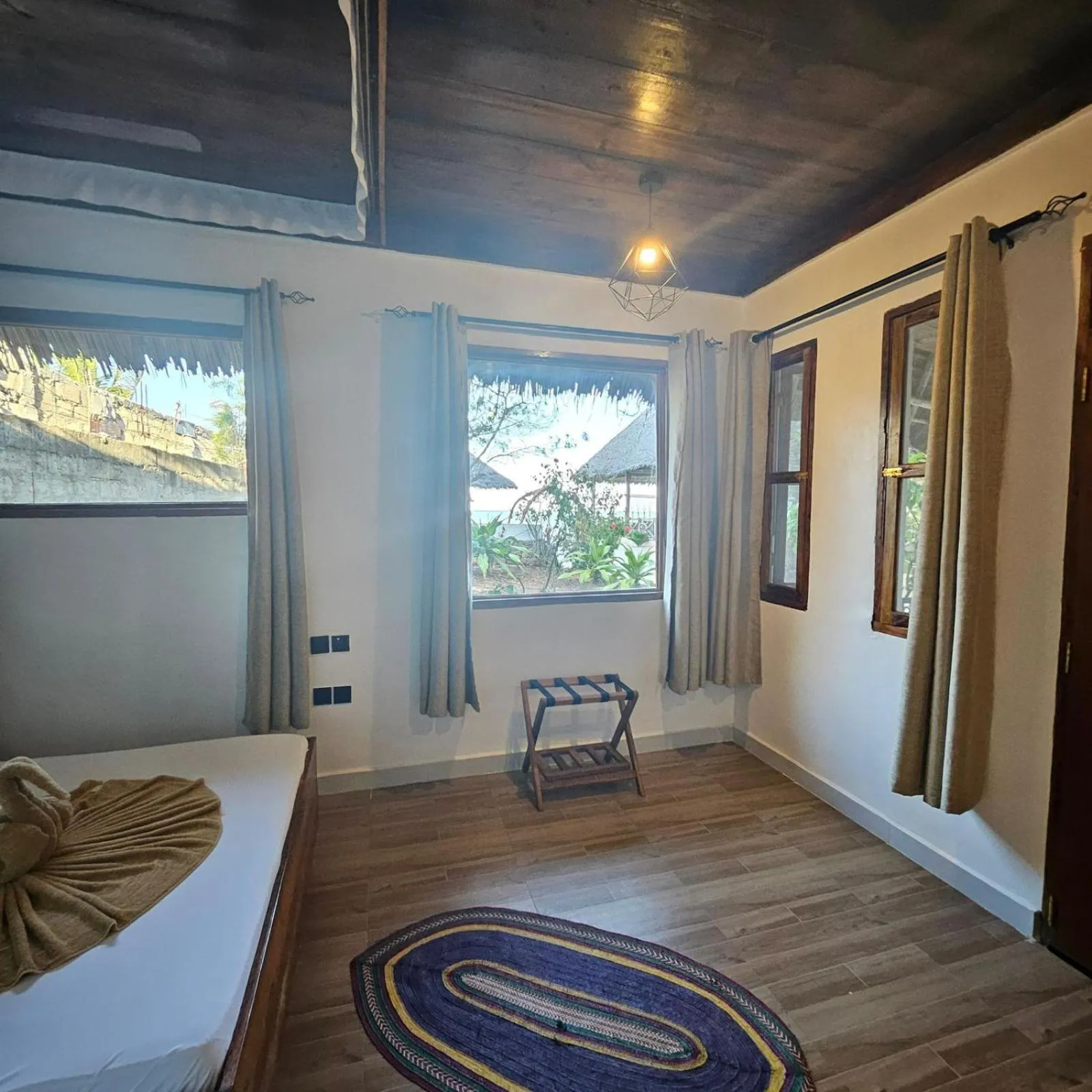 Bedroom, Bed in Mambo Ocean Resort