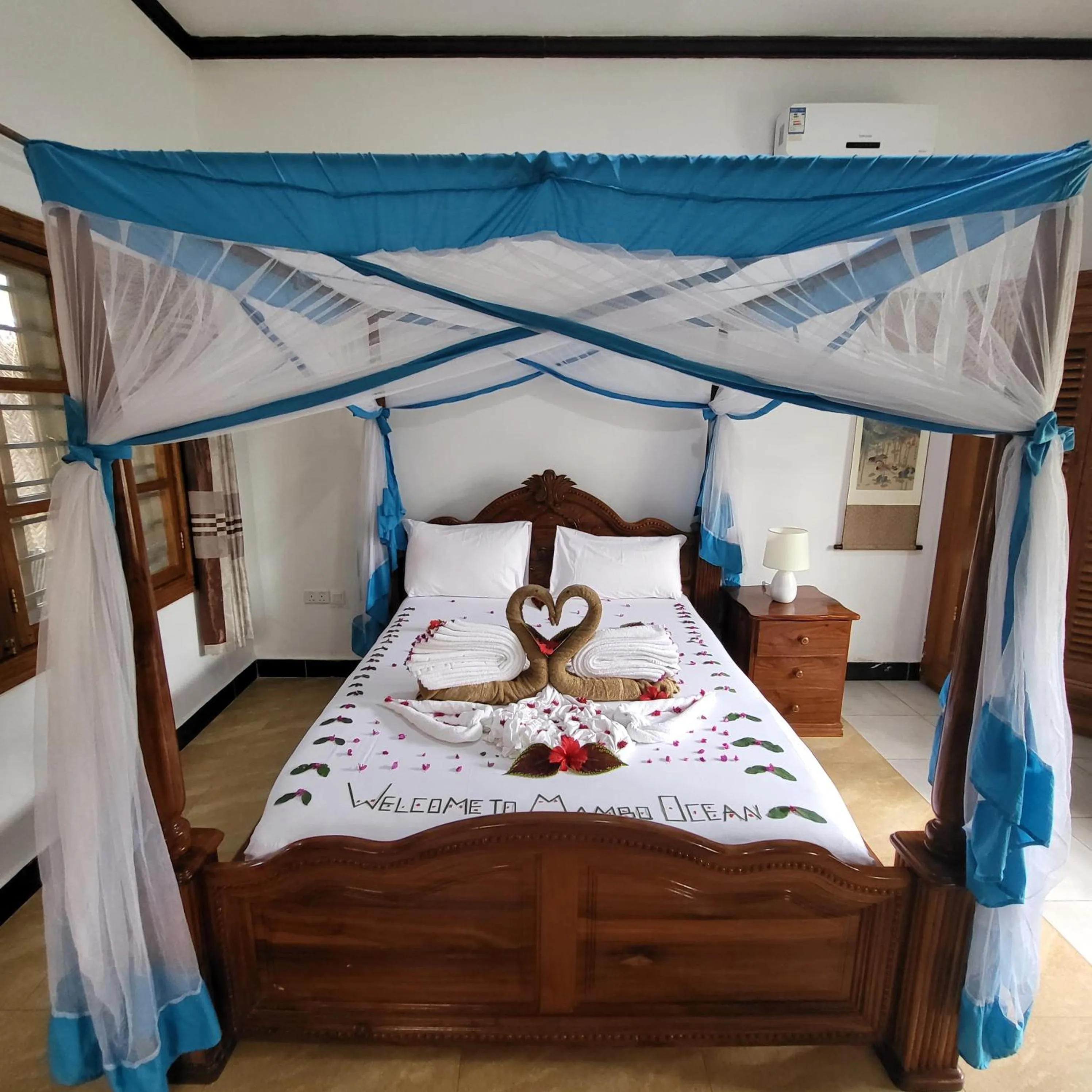 Bedroom, Bed in Mambo Ocean Resort