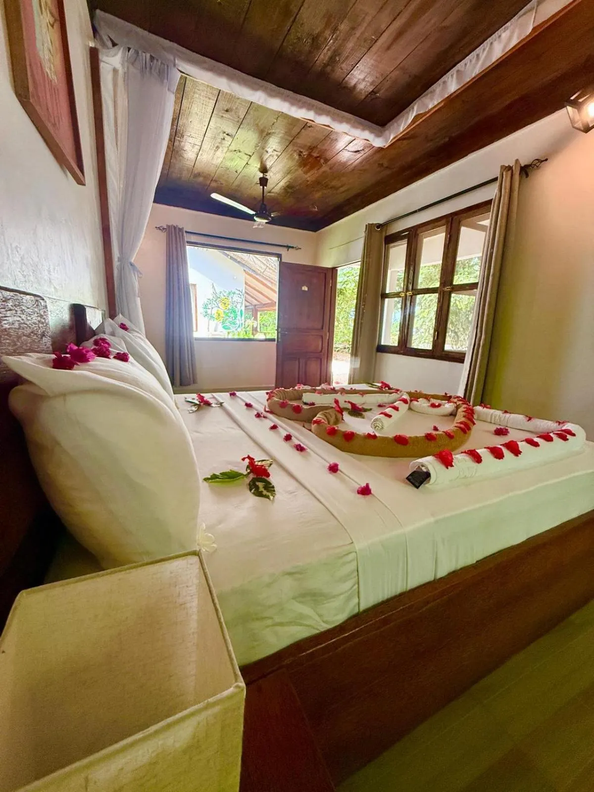 Bedroom, Bed in Mambo Ocean Resort