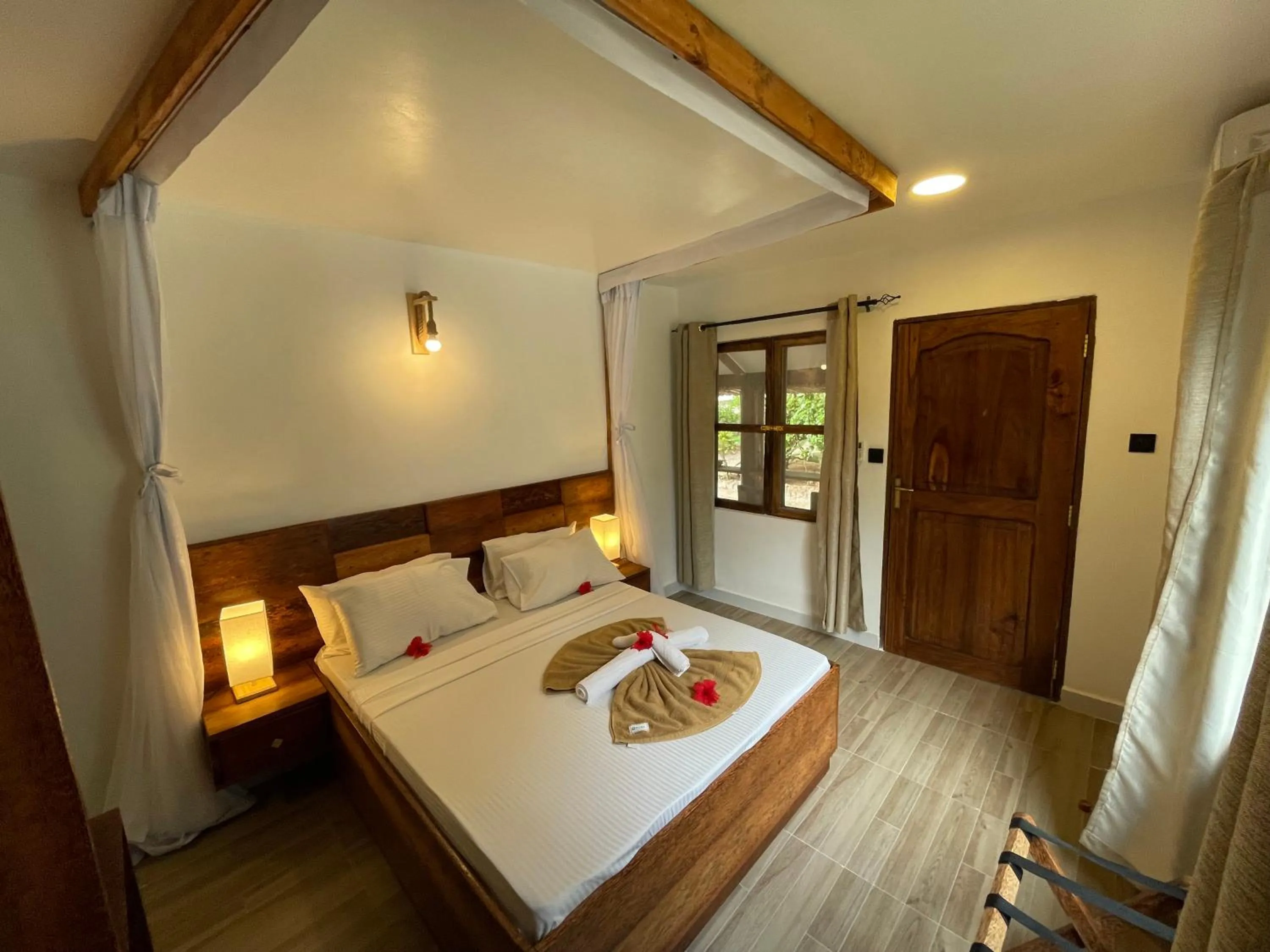 Bedroom, Bed in Mambo Ocean Resort