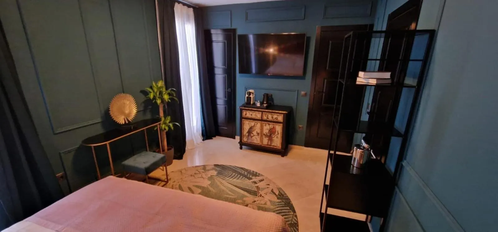 Photo of the whole room, Bed in Boutique Suites