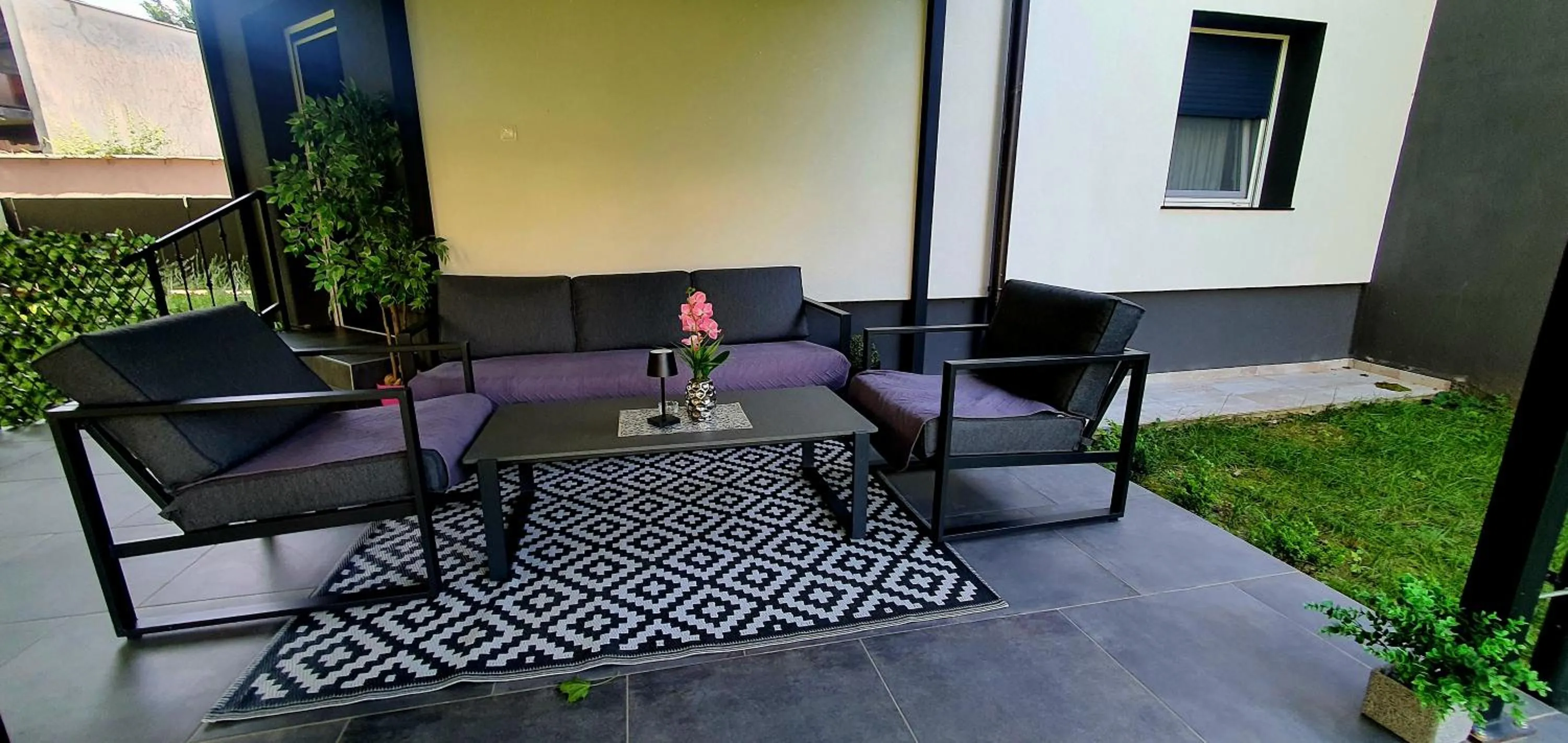 Patio in Blue Diamond ****