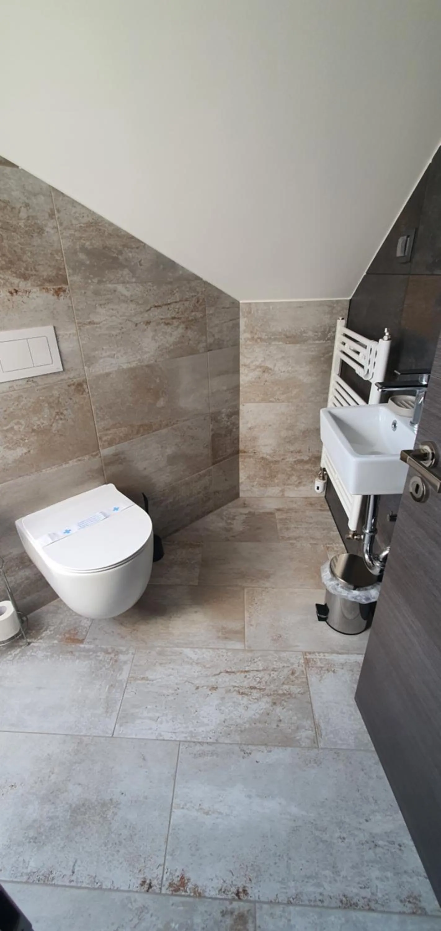 Toilet in Blue Diamond ****