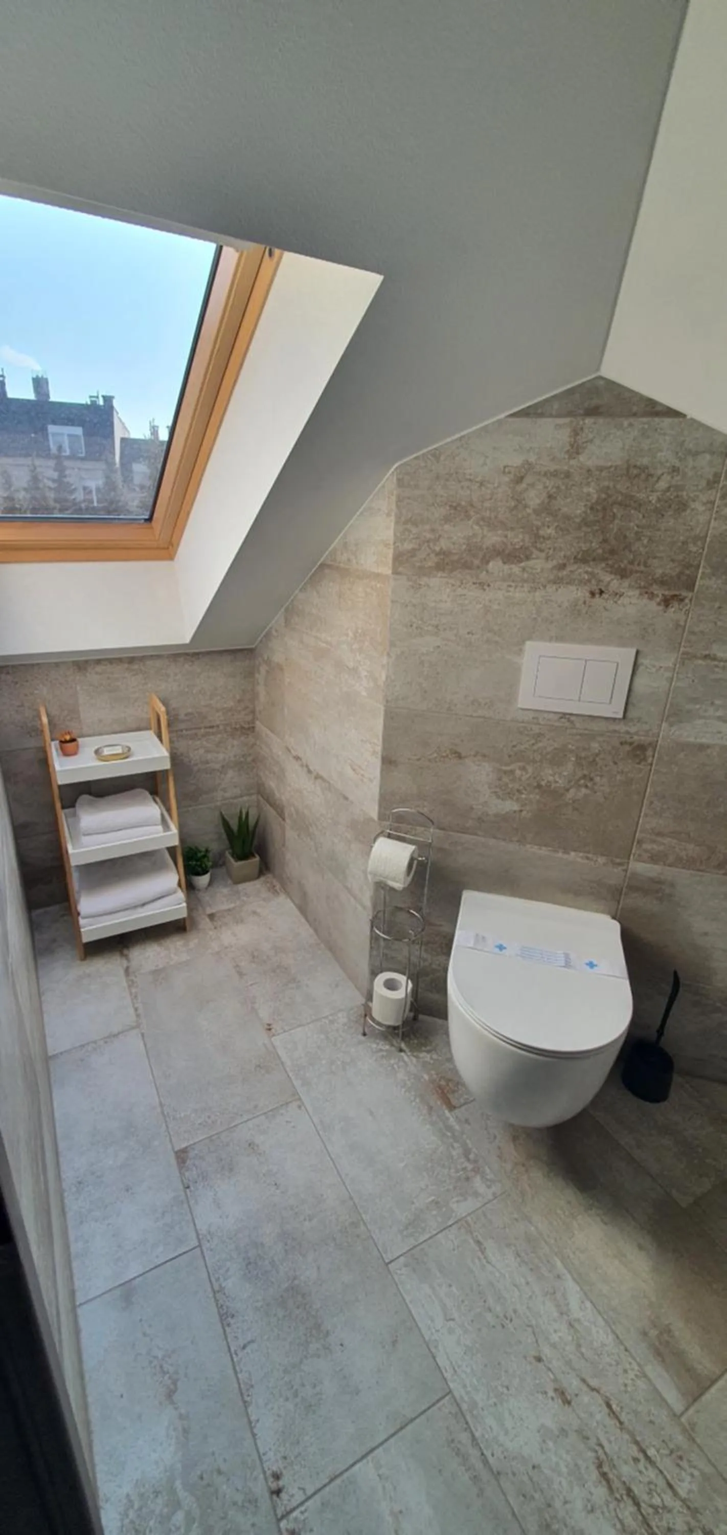 Toilet in Blue Diamond ****