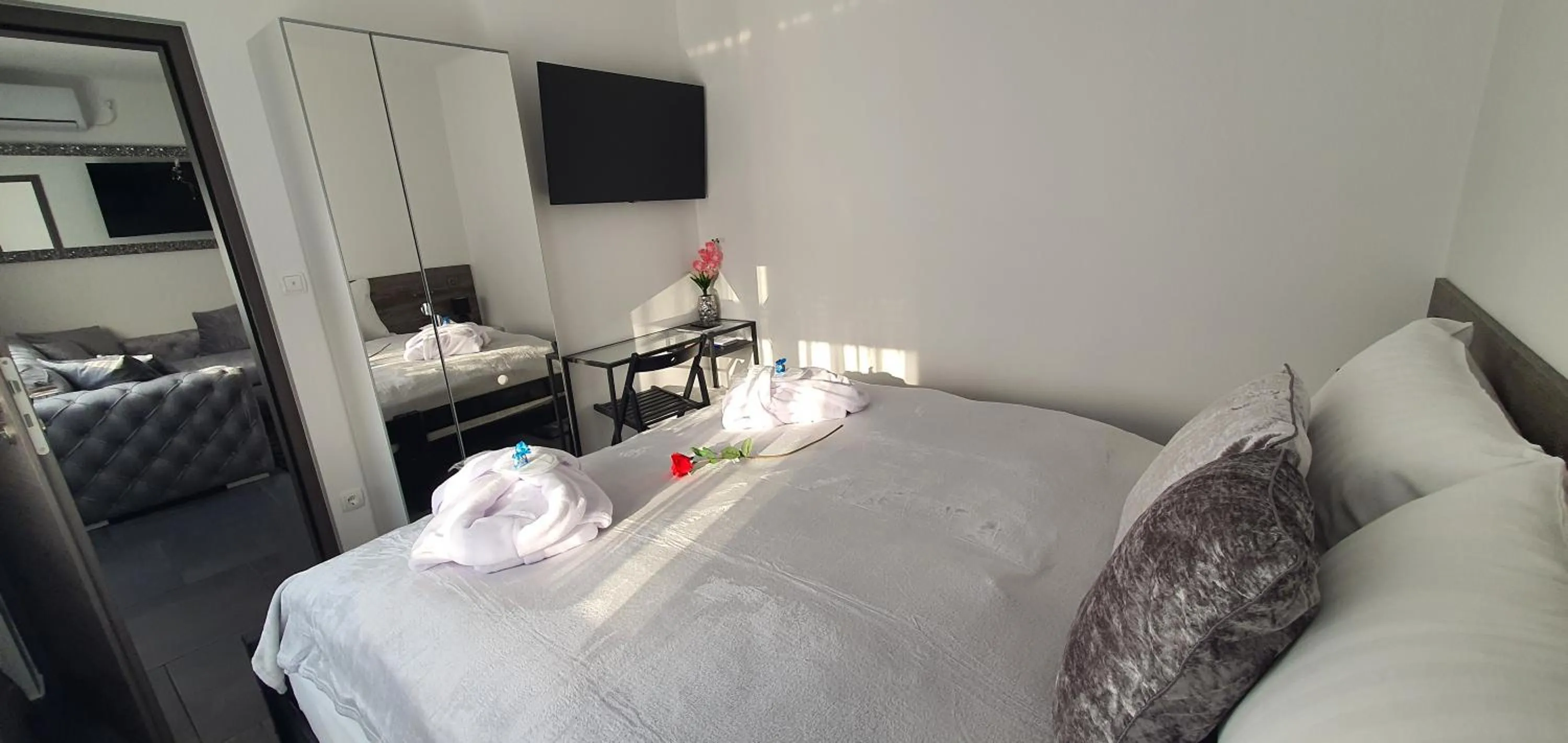 Bed in Blue Diamond ****