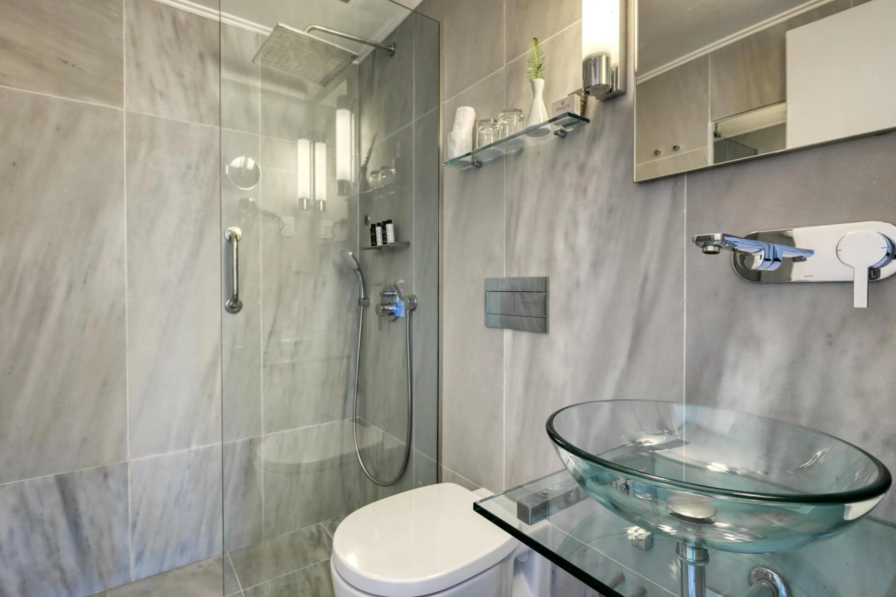 Shower in Hotel Leto Hydra