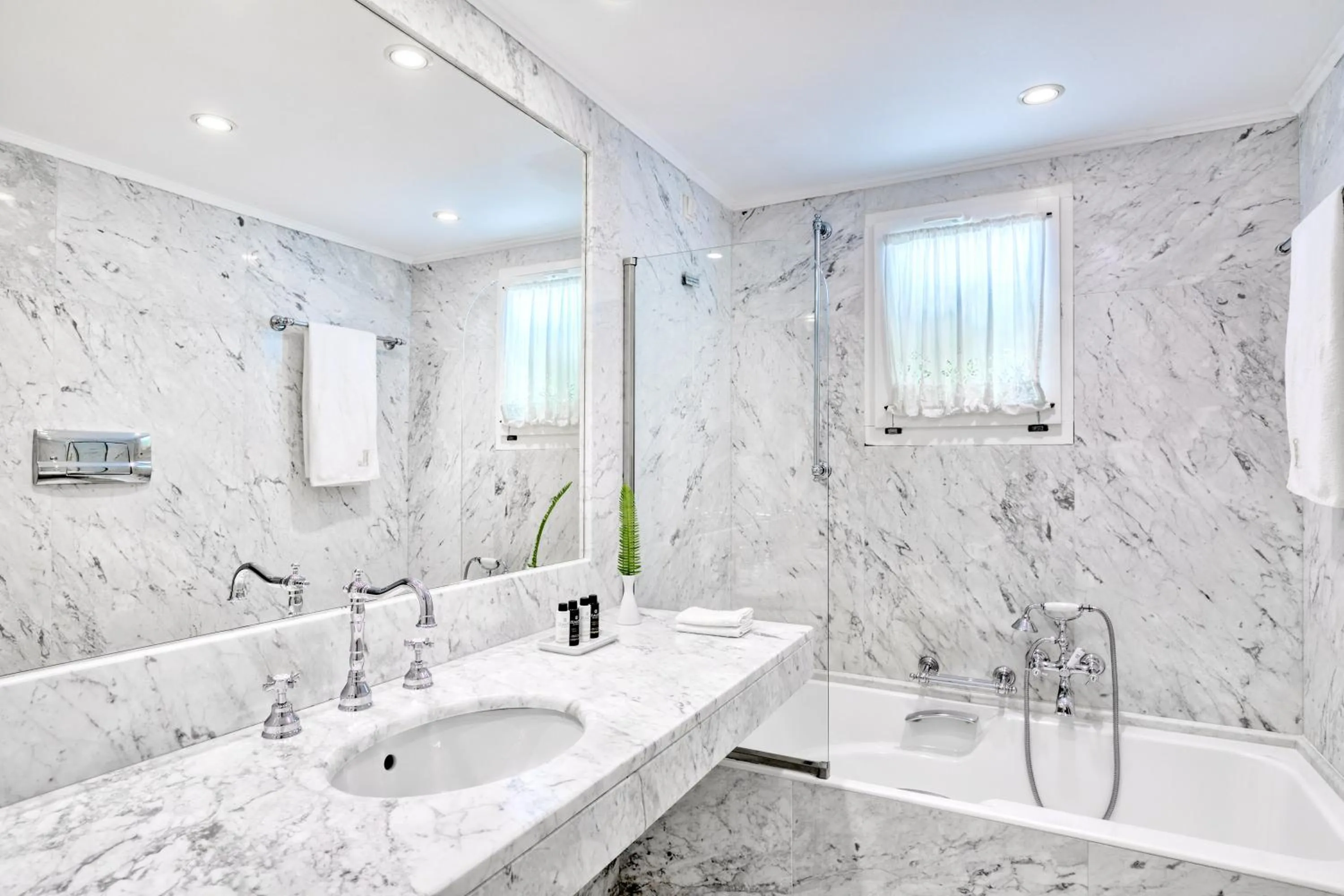 Bathroom in Hotel Leto Hydra