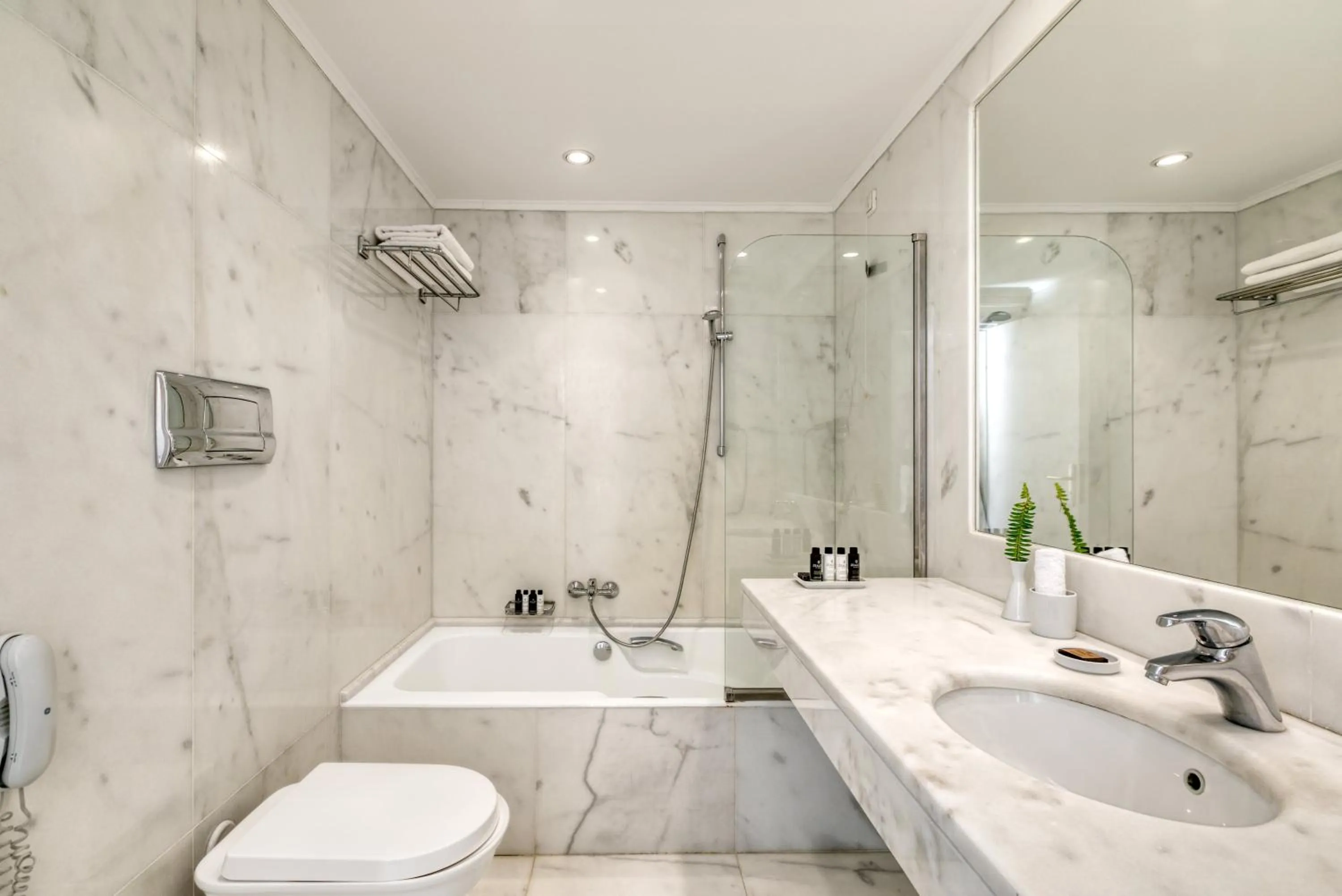 Bathroom in Hotel Leto Hydra