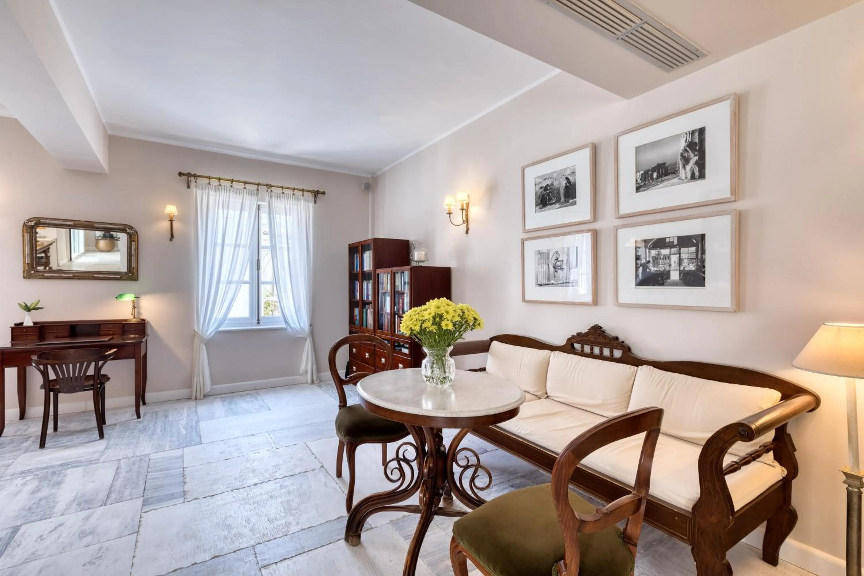 Living room in Hotel Leto Hydra