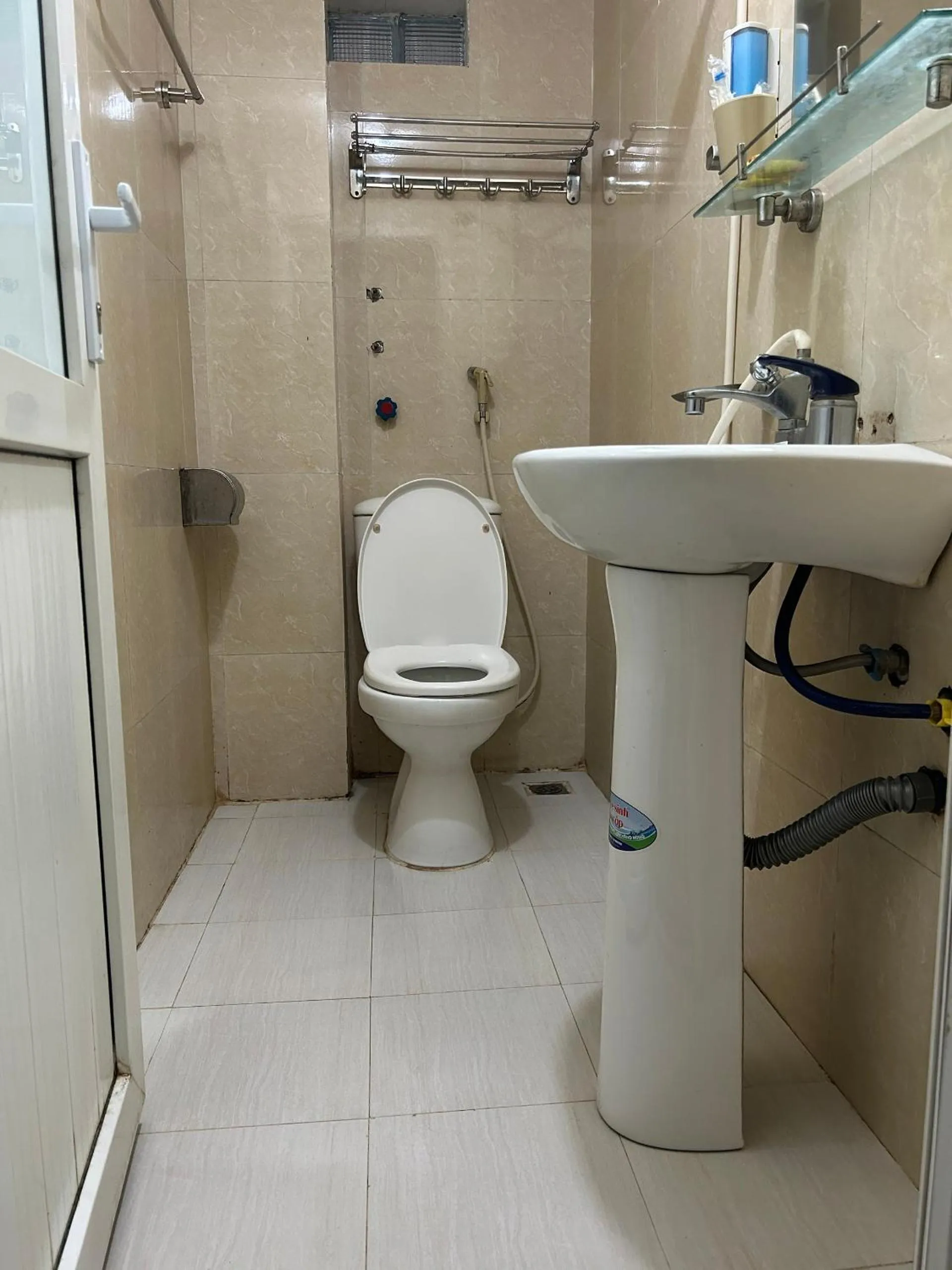 Bathroom in Frontier Hostel & Tours