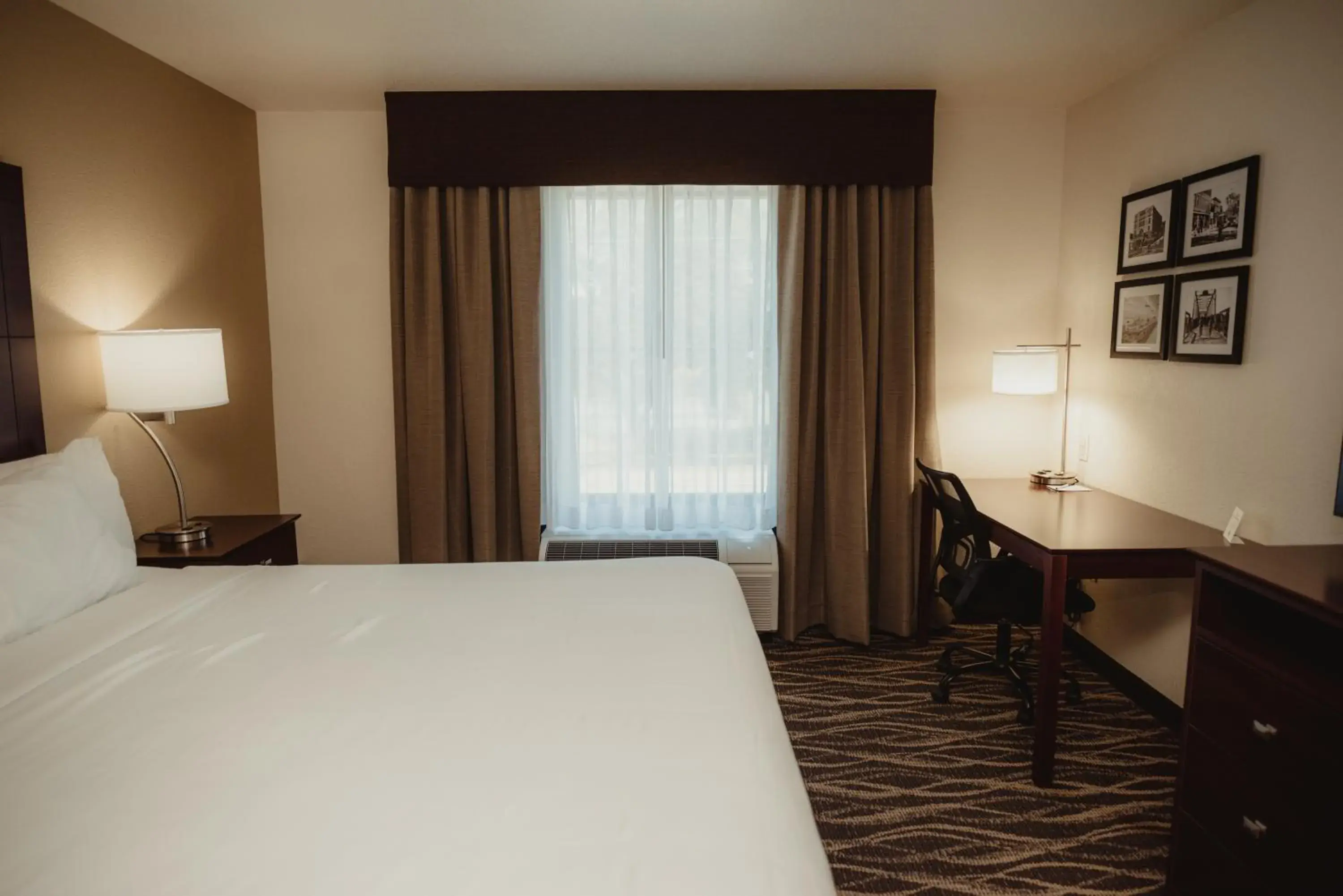 Bedroom, Bed in Cobblestone Hotel & Suites - Ottumwa Bedroom, Bed in Cobblestone Hotel & Suites - Ottumwa