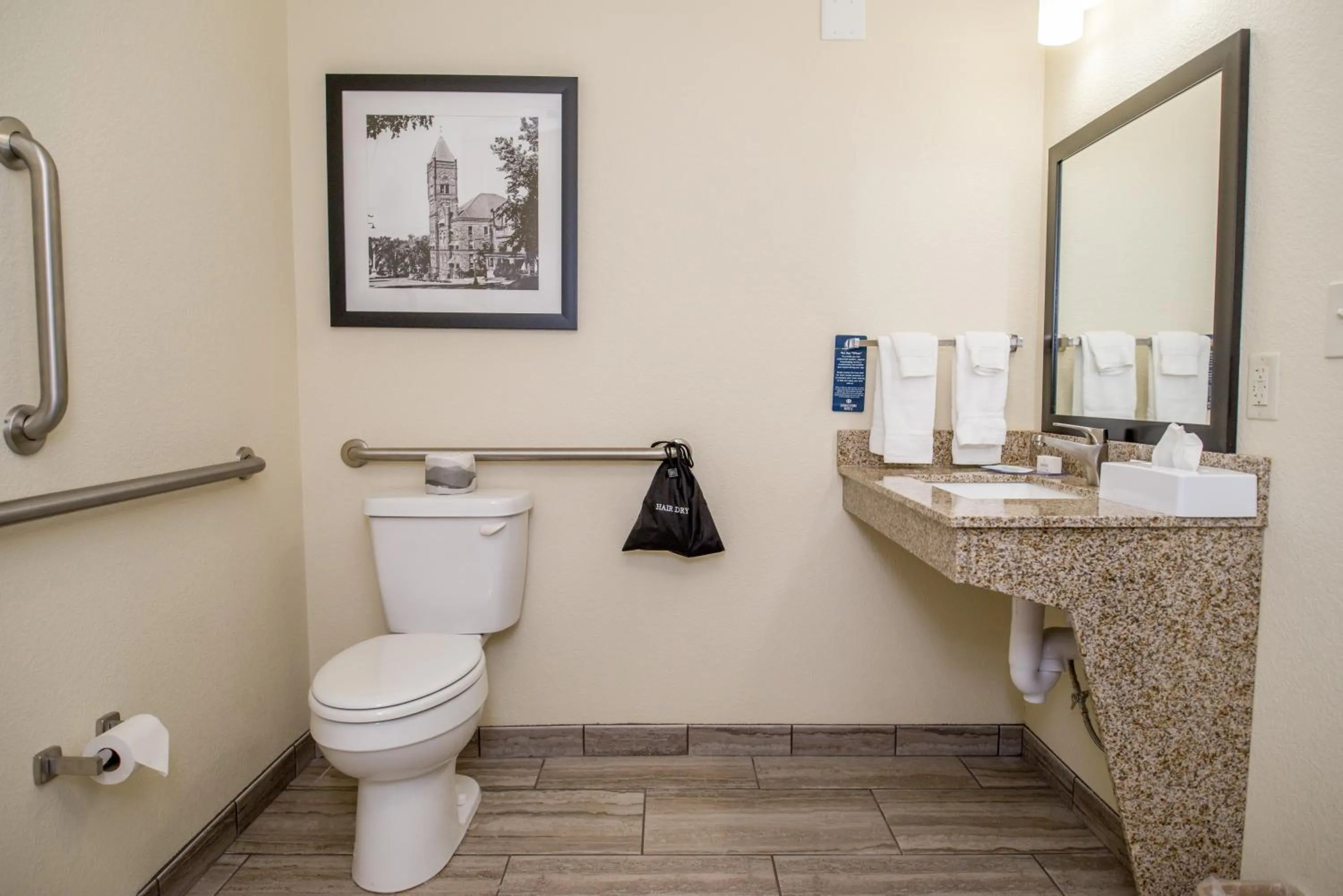Bathroom in Cobblestone Hotel & Suites - Ottumwa