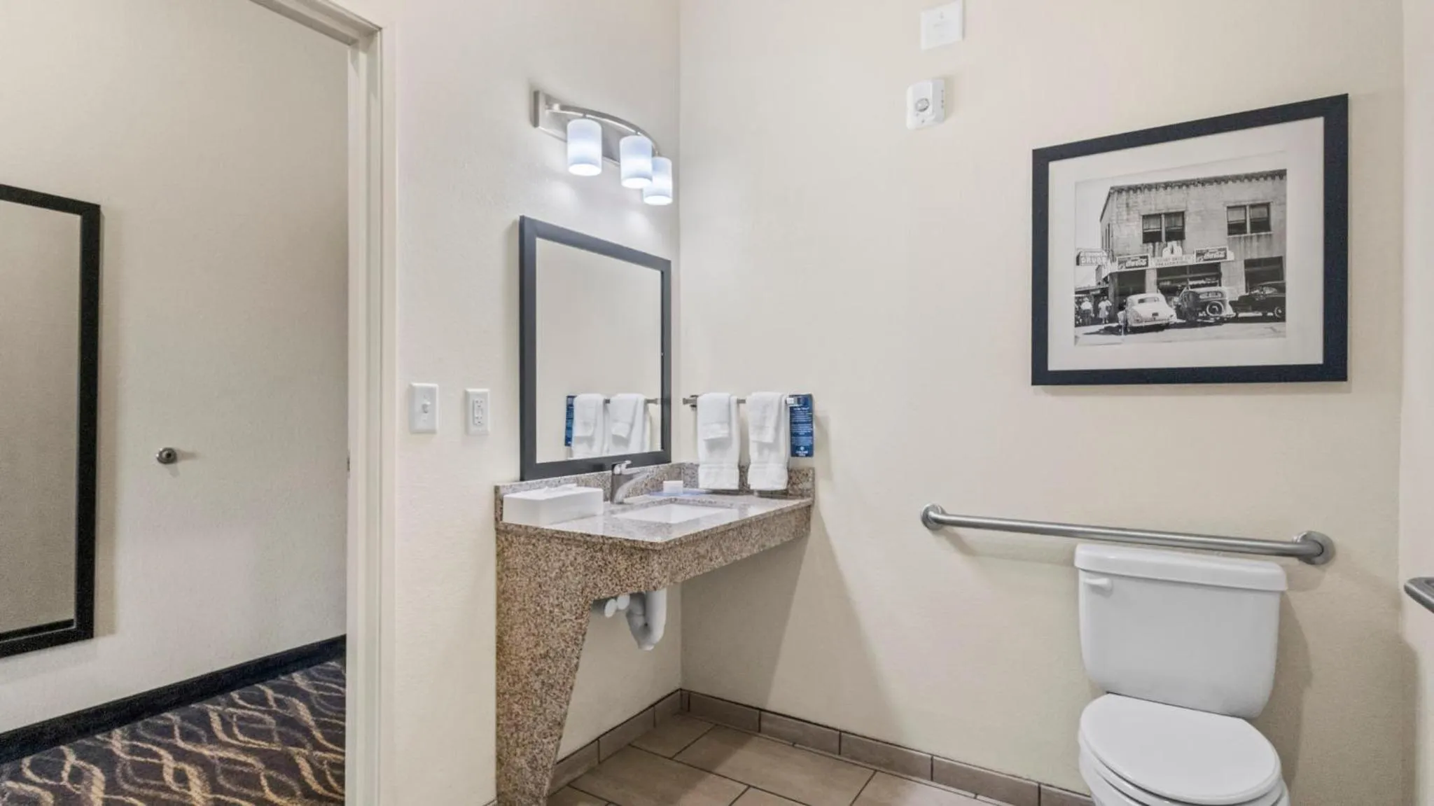 Bathroom in Cobblestone Hotel & Suites - Ottumwa