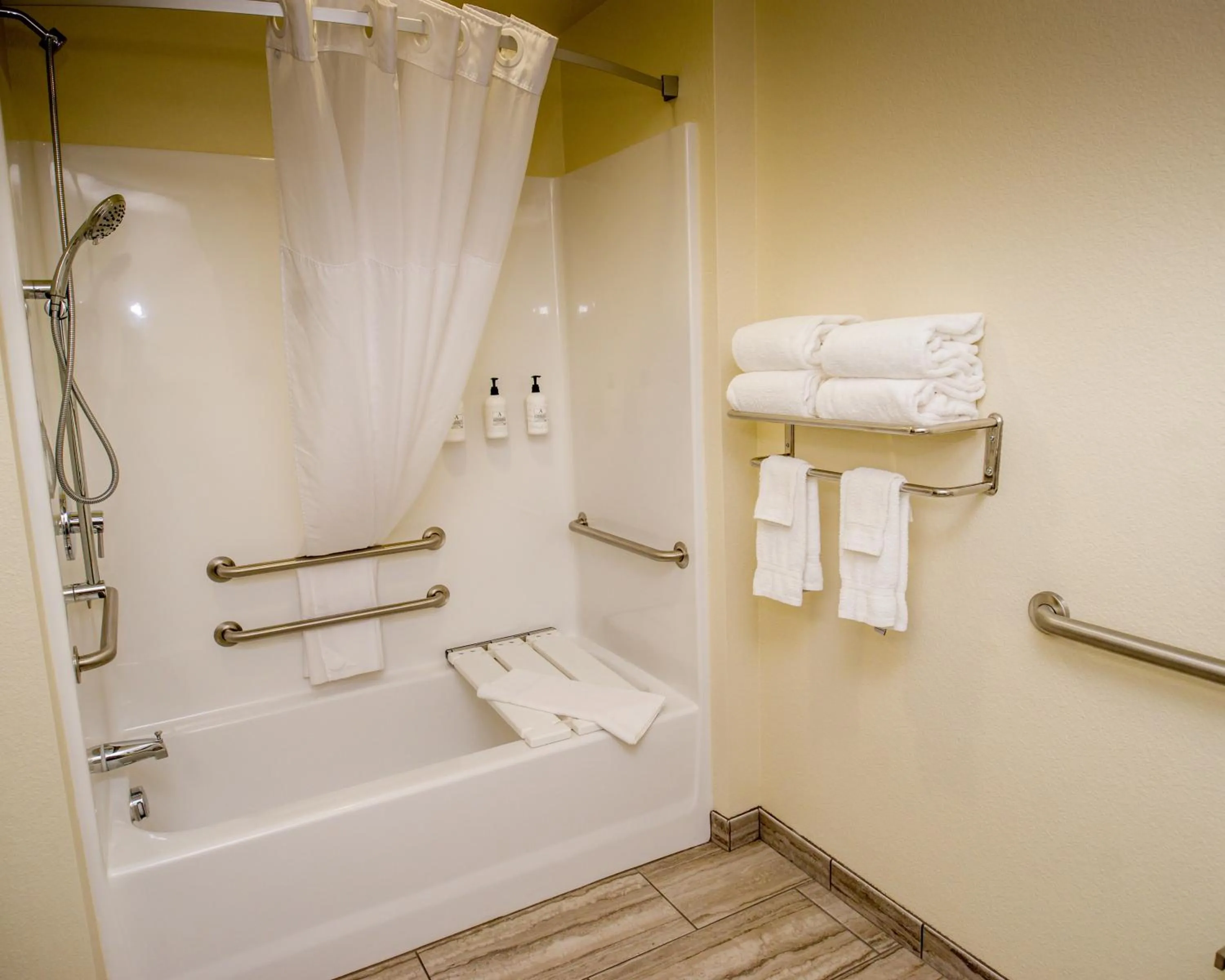 Bathroom in Cobblestone Hotel & Suites - Ottumwa