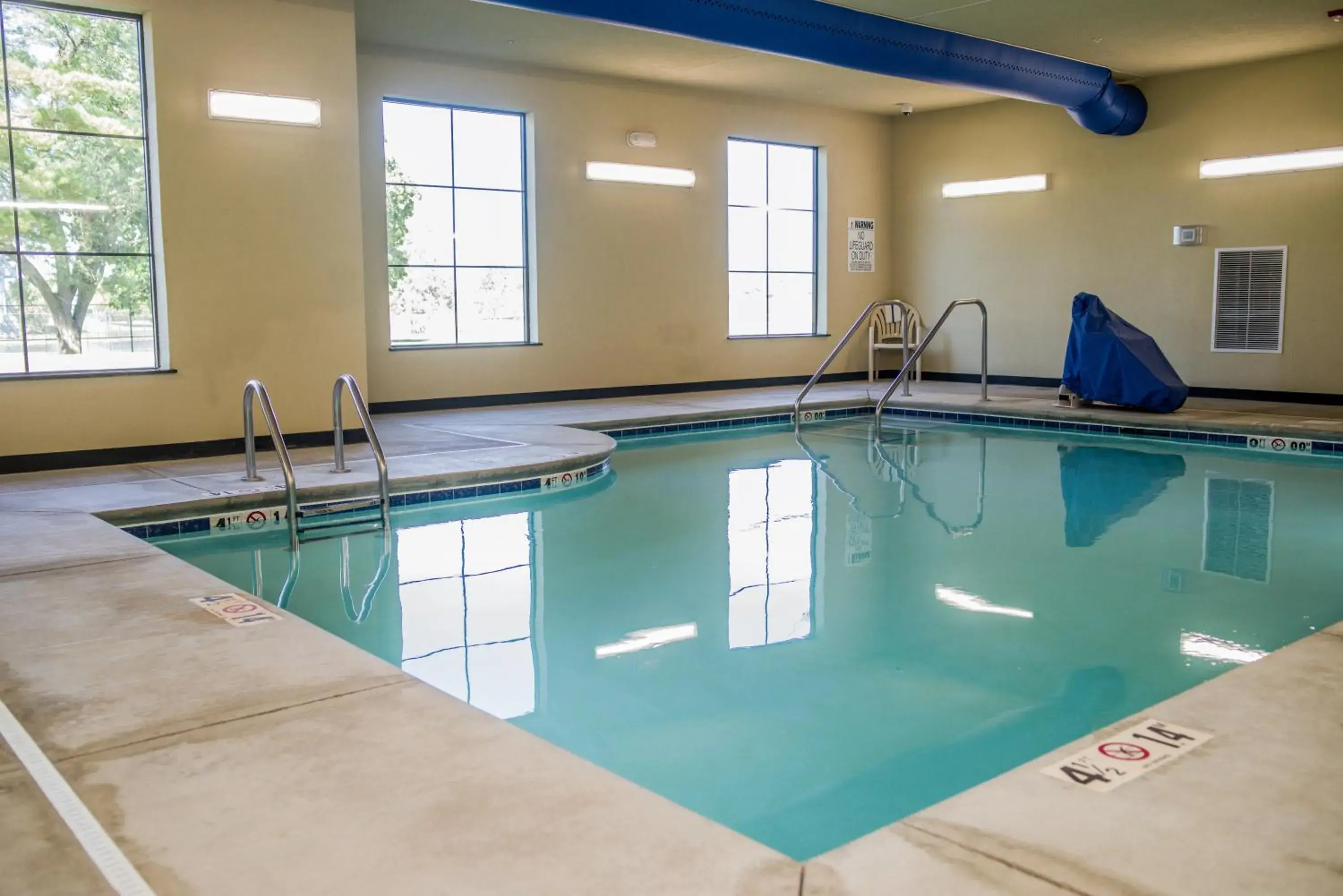 Swimming pool in Cobblestone Hotel & Suites - Ottumwa Swimming pool in Cobblestone Hotel & Suites - Ottumwa