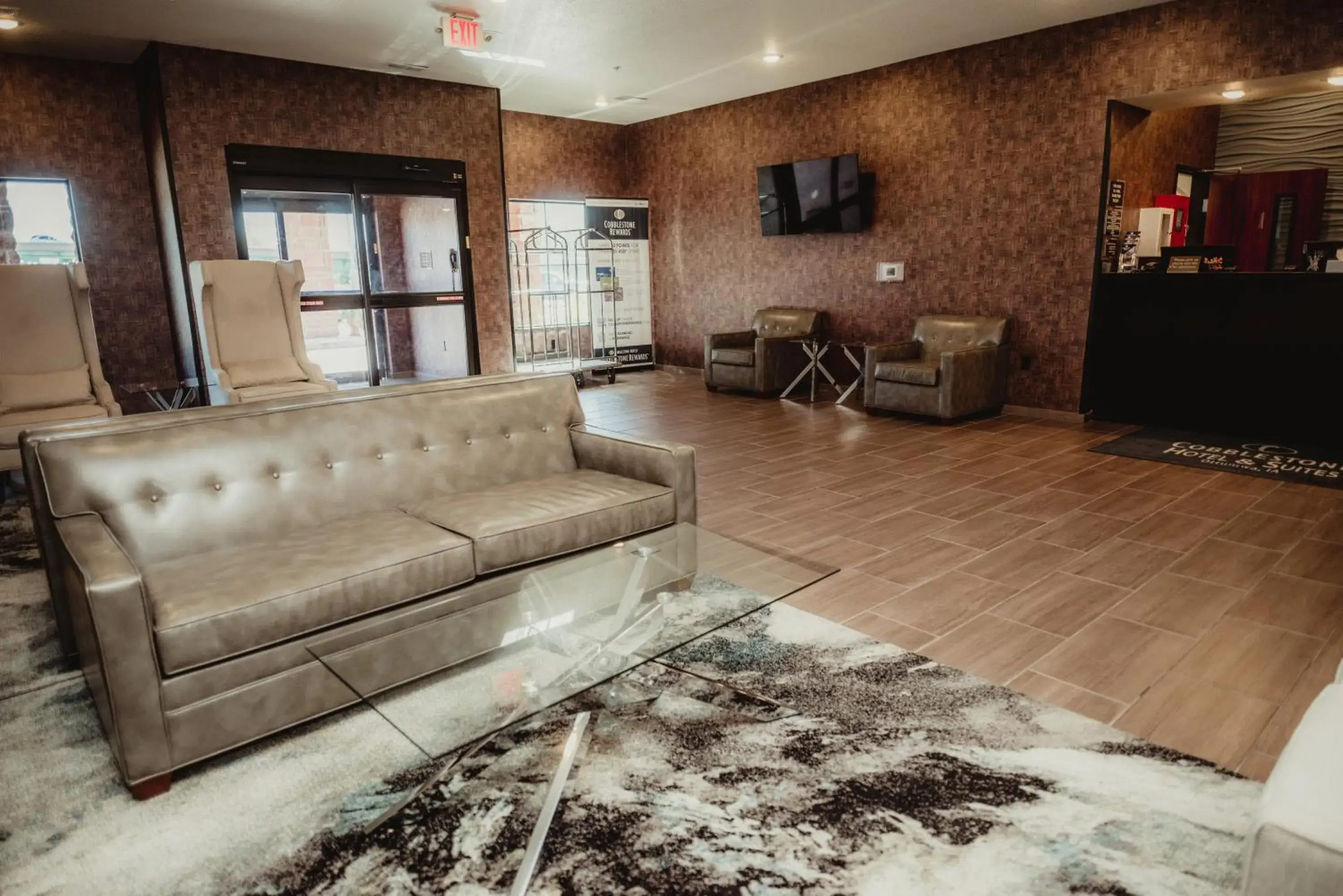 Lobby or reception in Cobblestone Hotel & Suites - Ottumwa Lobby or reception in Cobblestone Hotel & Suites - Ottumwa