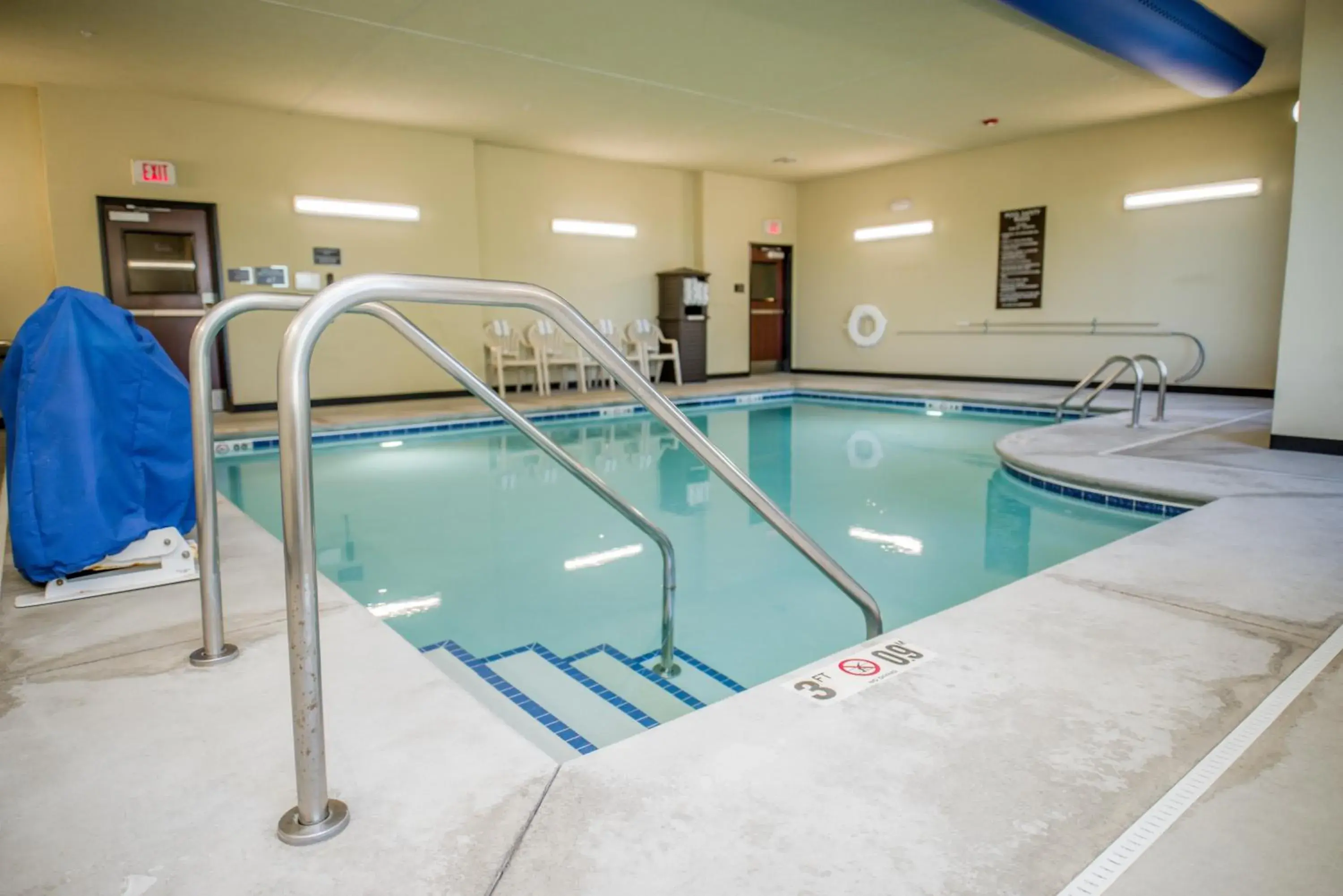 Swimming pool in Cobblestone Hotel & Suites - Ottumwa Swimming pool in Cobblestone Hotel & Suites - Ottumwa