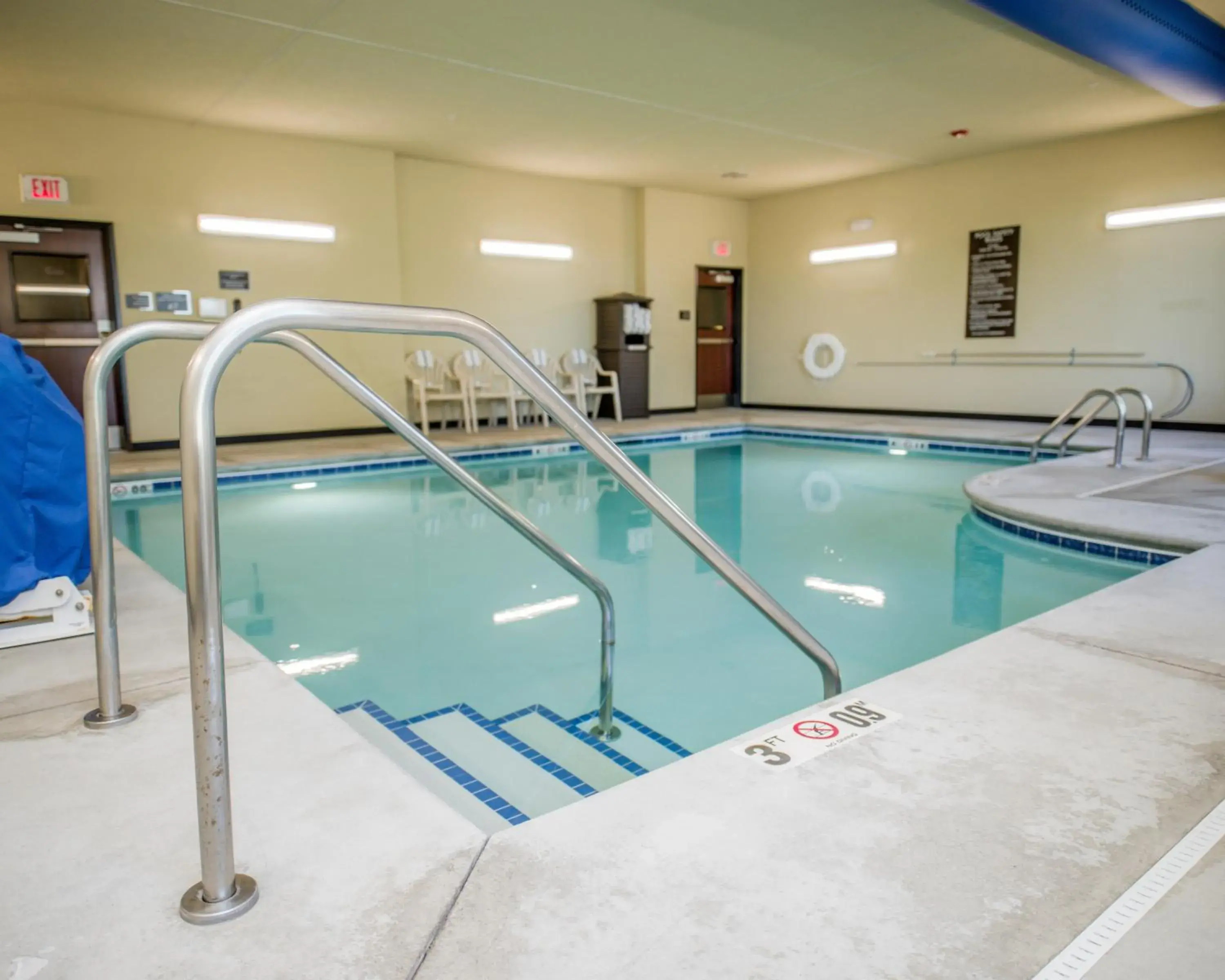 Swimming pool in Cobblestone Hotel & Suites - Ottumwa Swimming pool in Cobblestone Hotel & Suites - Ottumwa