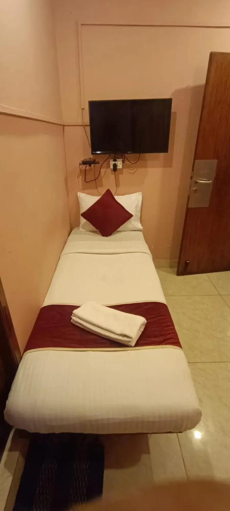 Single Room with Bathroom - single occupancy in Naksha Tree Hotels Kishore Inn - Koyambedu Single Room with Bathroom - single occupancy in Naksha Tree Hotels Kishore Inn - Koyambedu