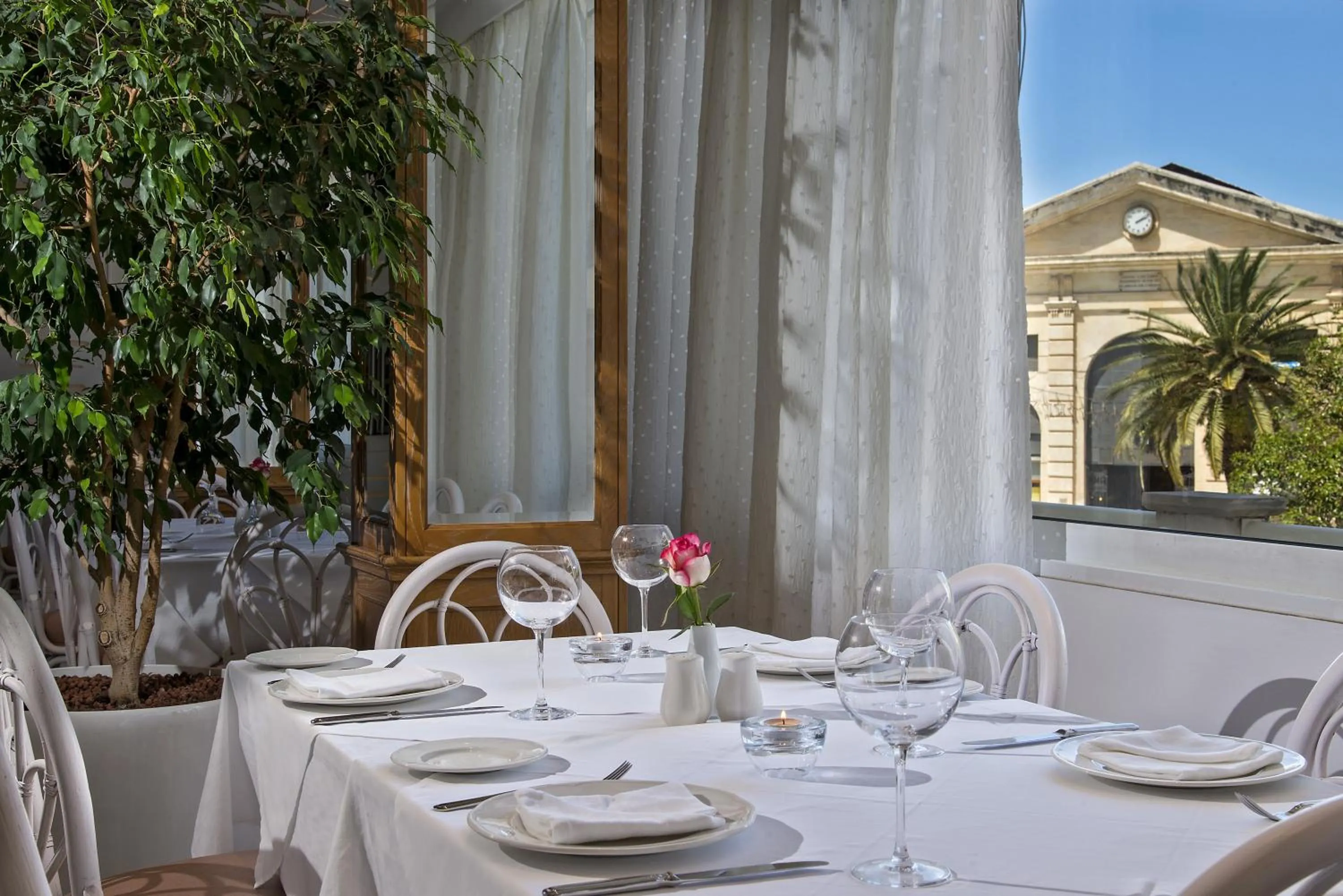 Restaurant/places to eat in Kydon The Heart City Hotel