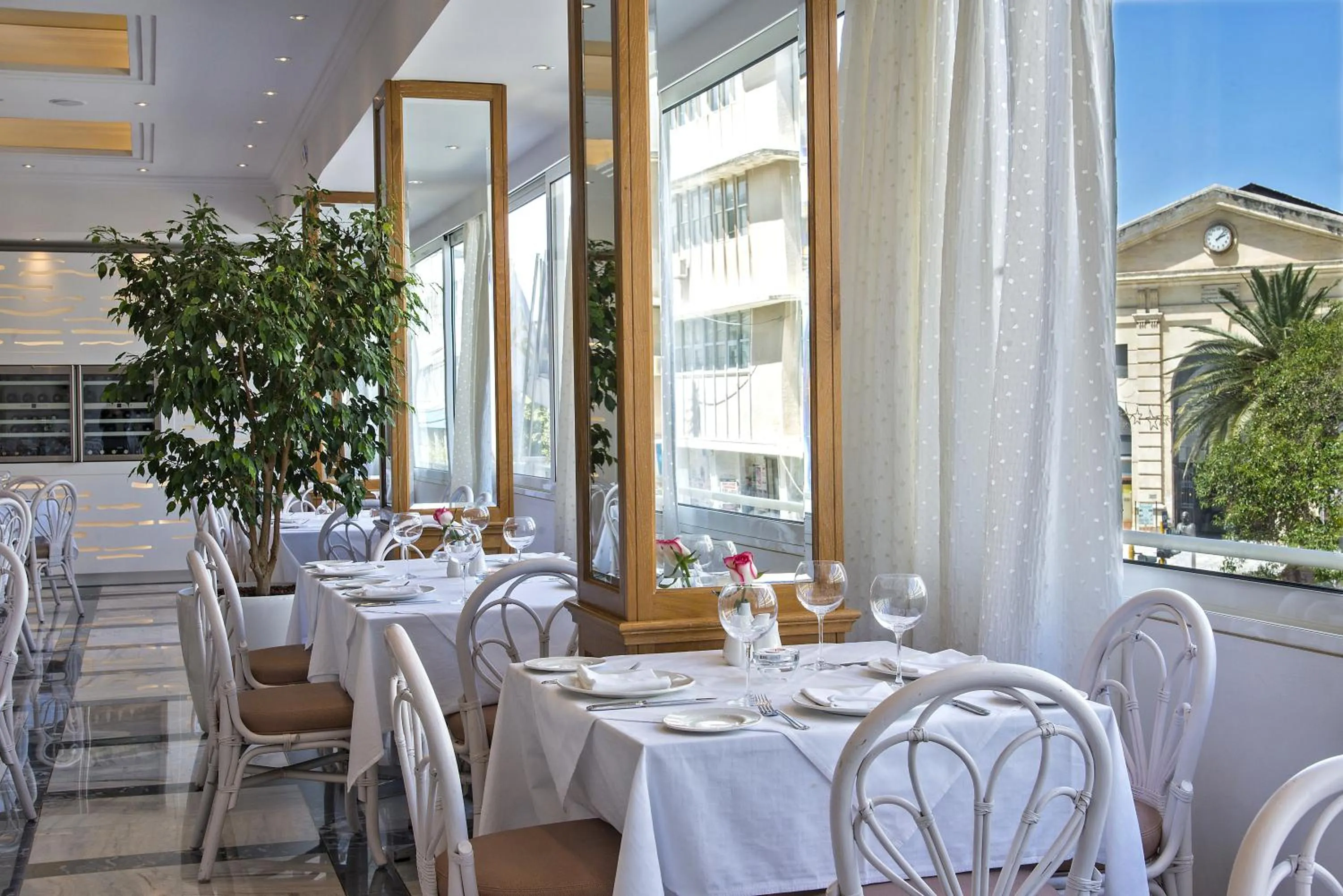 Restaurant/places to eat in Kydon The Heart City Hotel