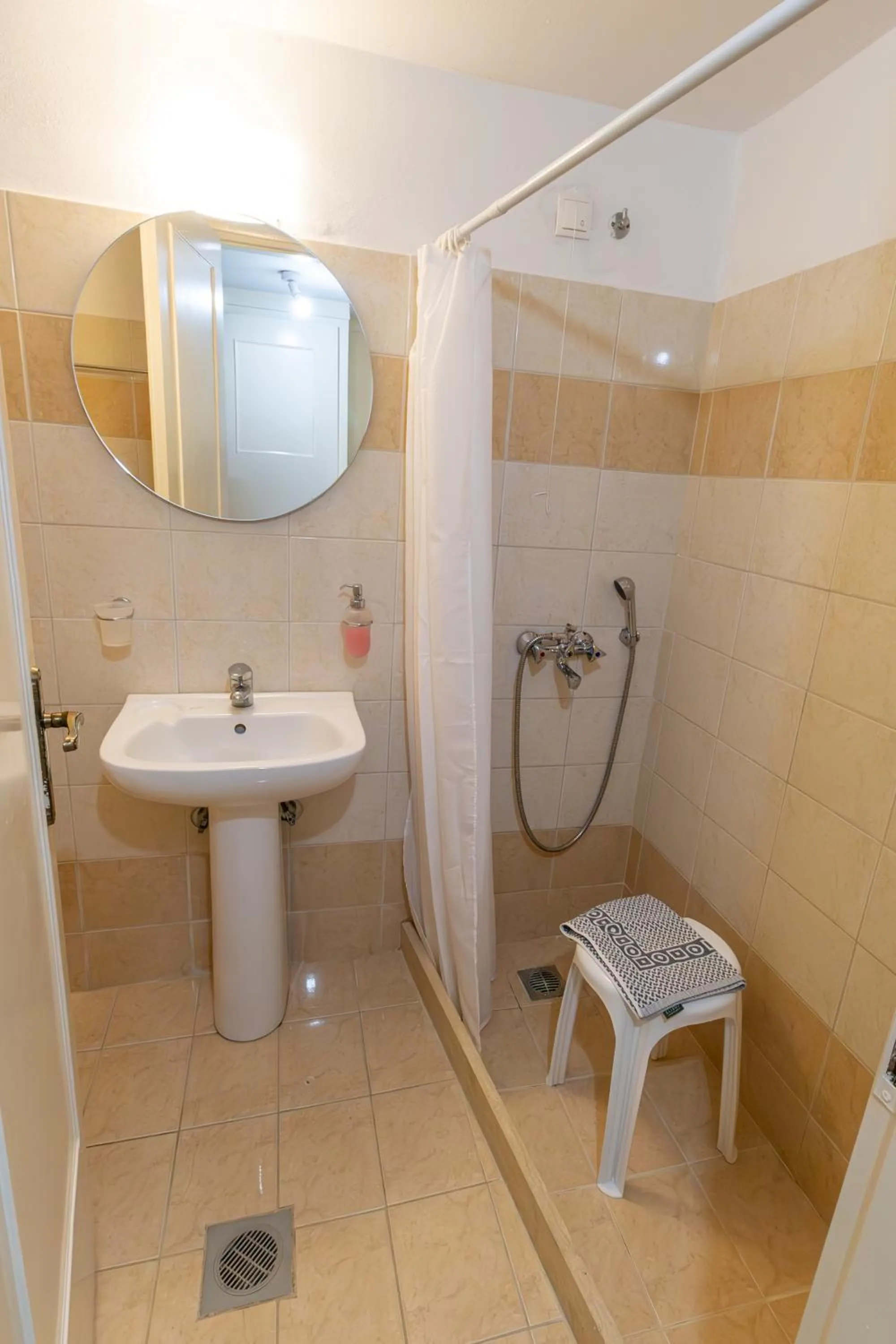 Shower in Hotel Summery