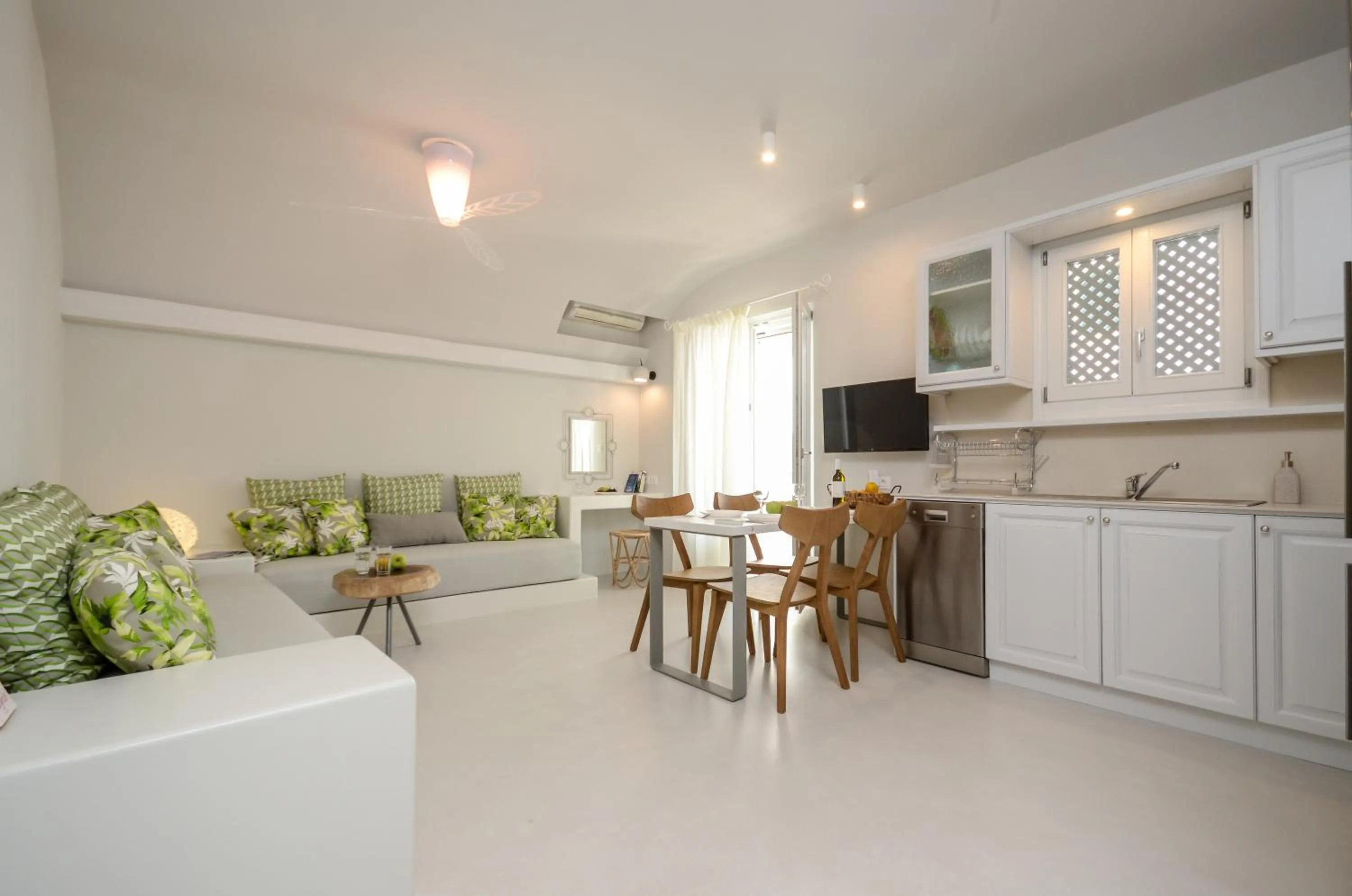 TV and multimedia in Antony Suites (Adults Only)