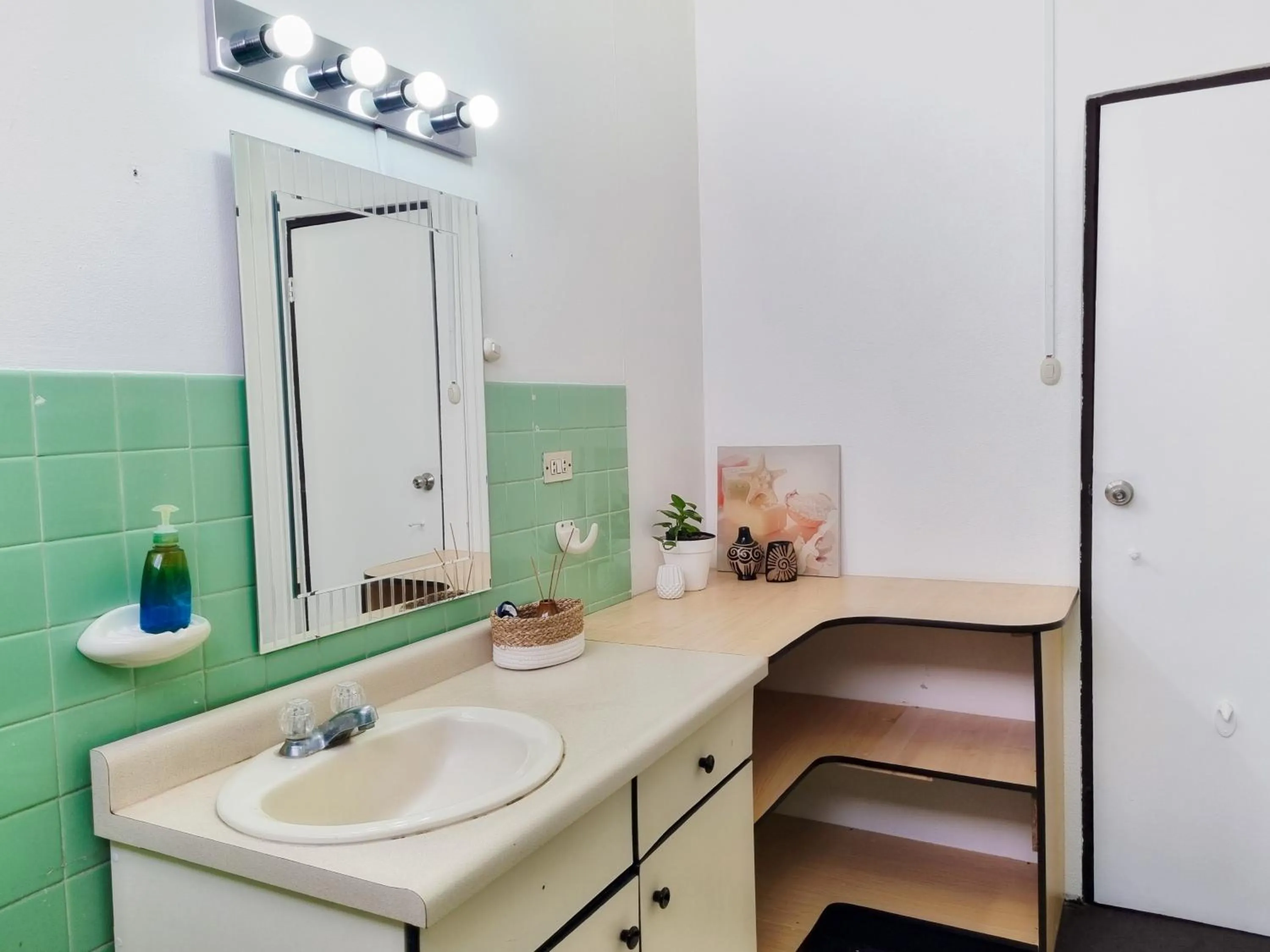 Bathroom in 714 Studios