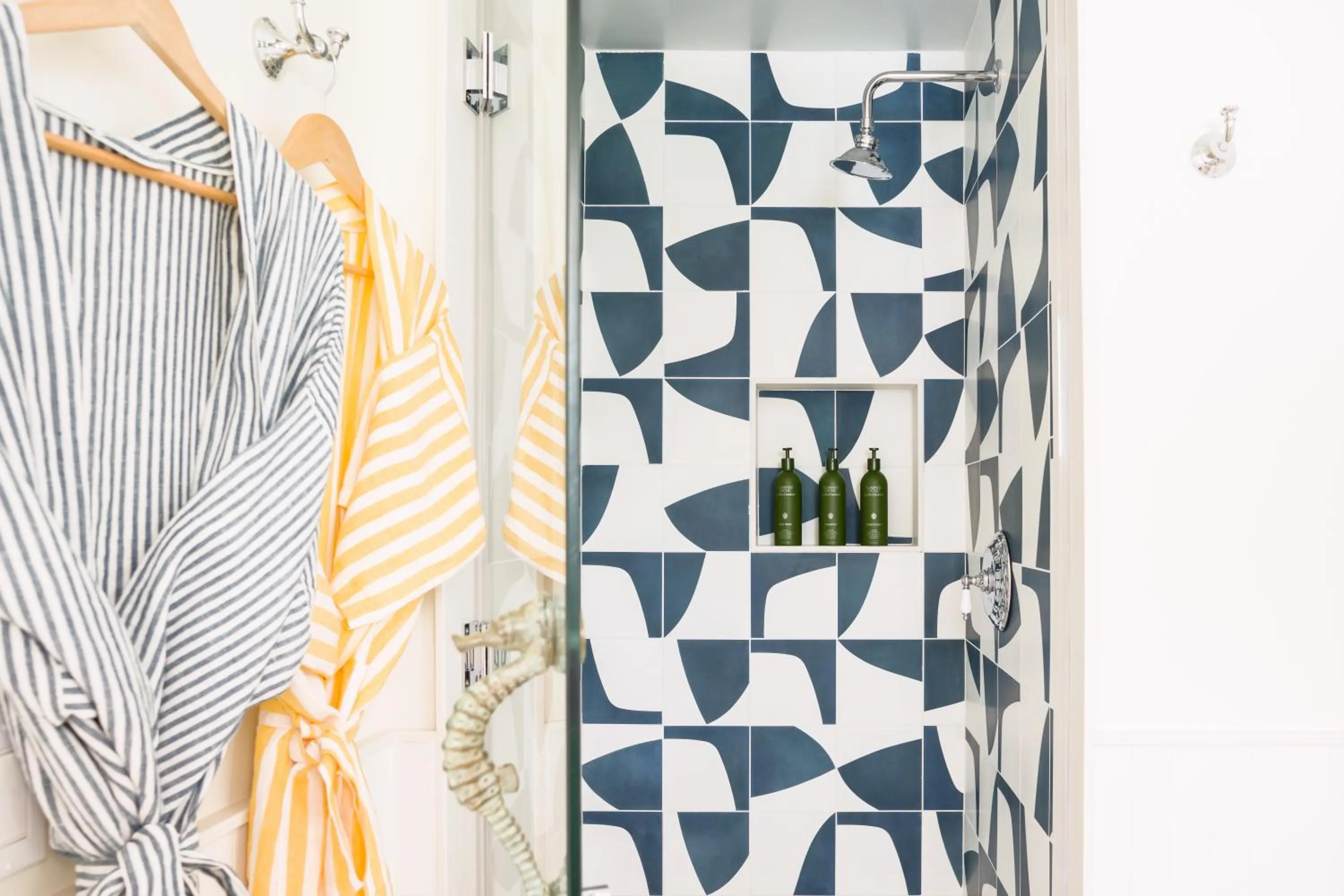 Shower in Silver Sands Motel & Beach Bungalows