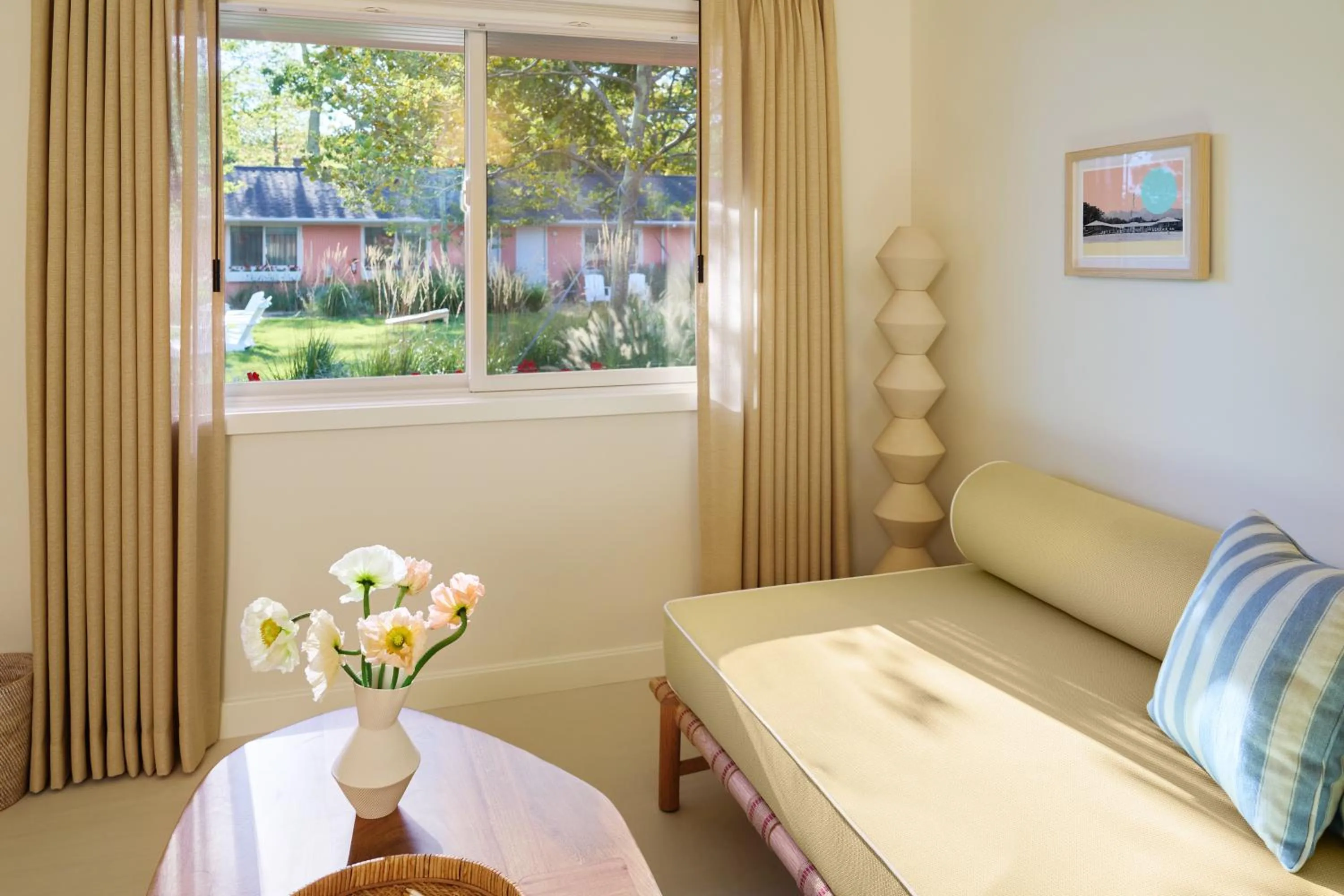Living room, Bed in Silver Sands Motel & Beach Bungalows