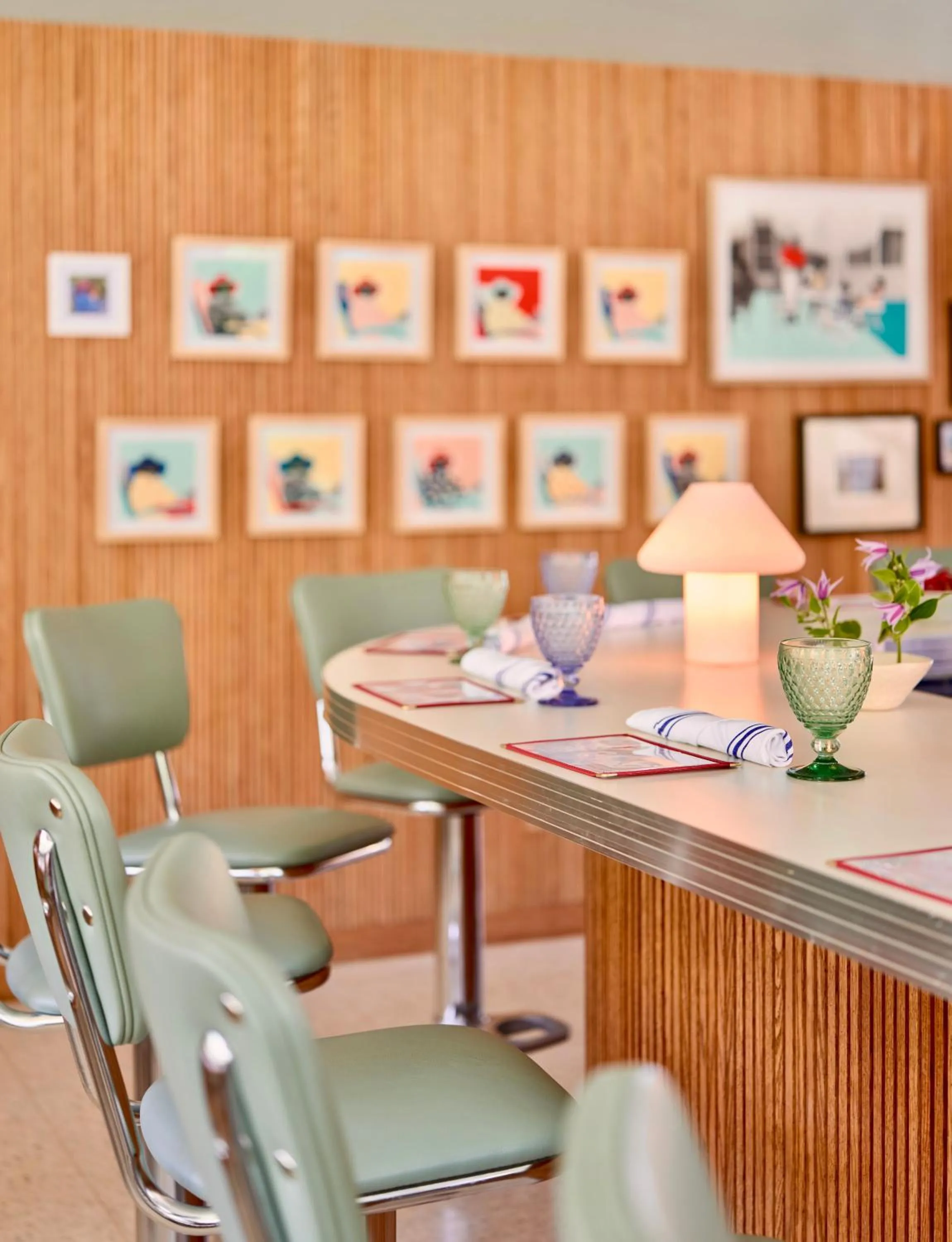 Restaurant/places to eat in Silver Sands Motel & Beach Bungalows