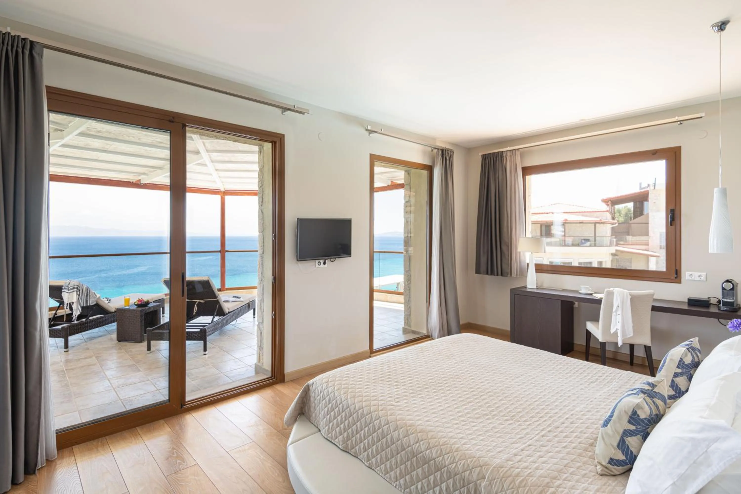 Balcony/Terrace, Bed in Blue Bay Halkidiki - Adults Only