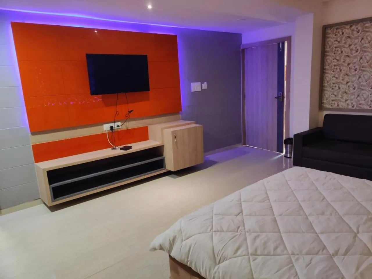 TV and multimedia, Bed in The Grand Takshak Hotel