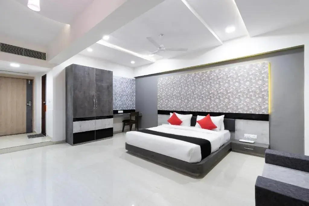 Bed in The Grand Takshak Hotel Bed in The Grand Takshak Hotel