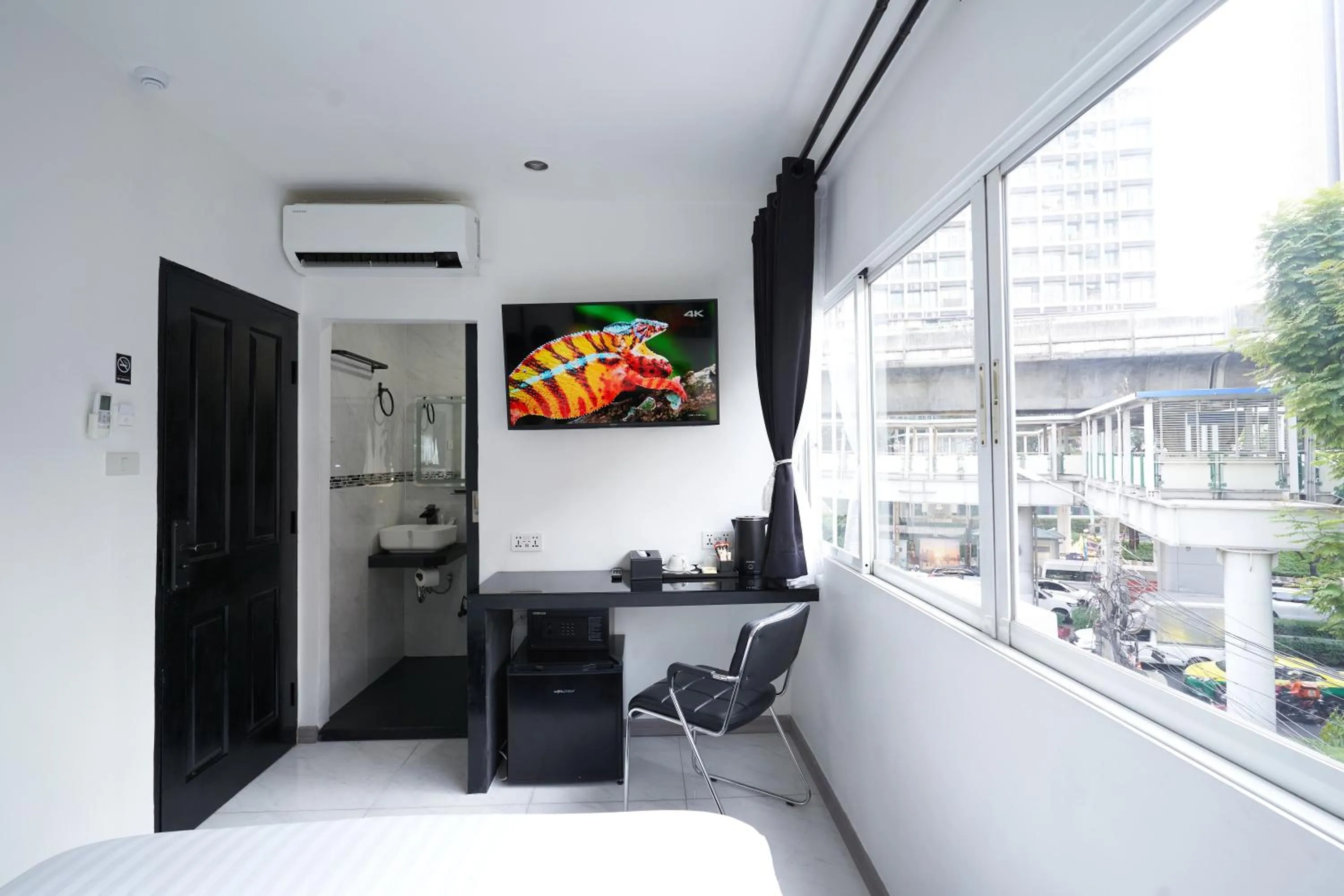 TV and multimedia in Thonglor Suites Hotel