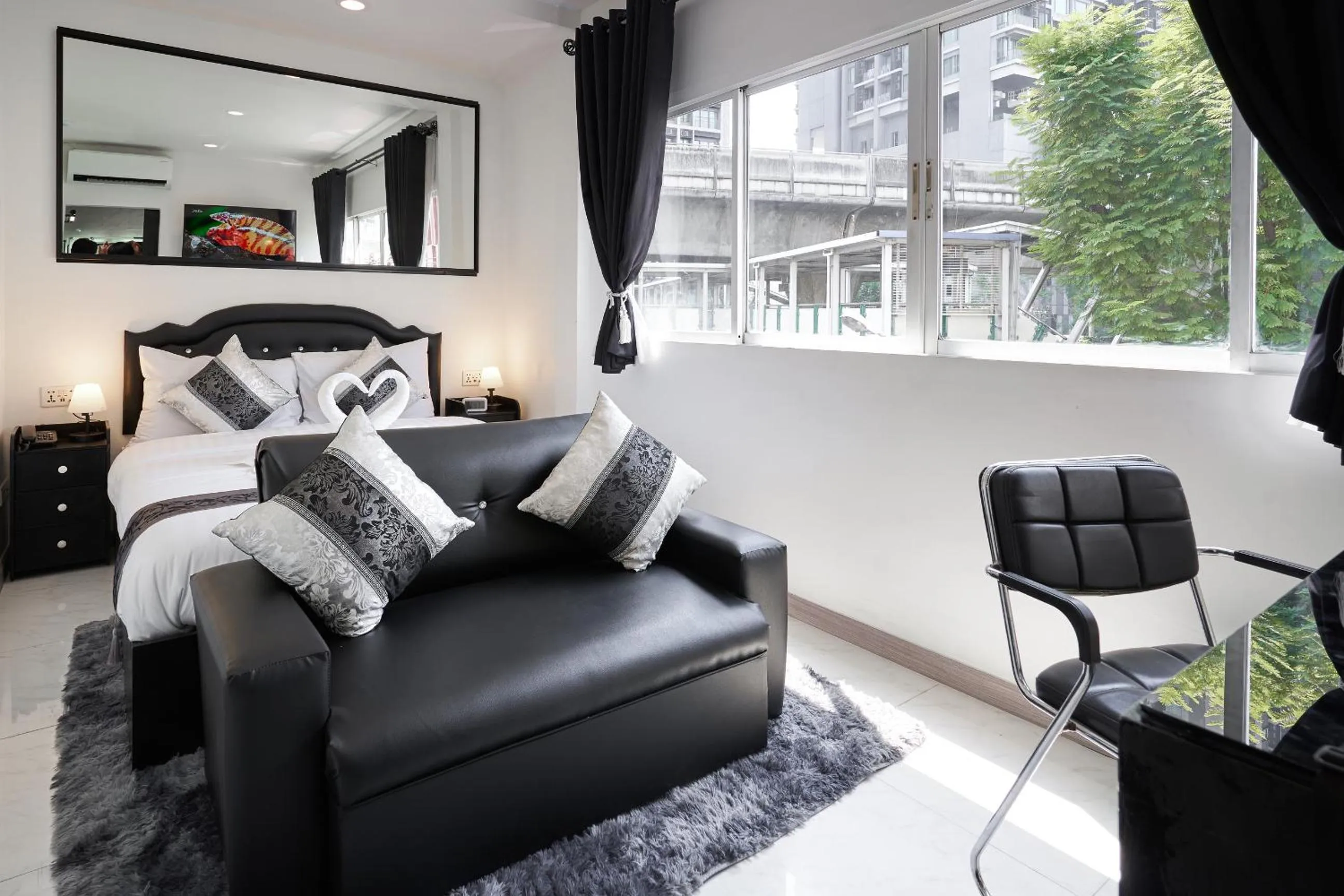 Bed in Thonglor Suites Hotel