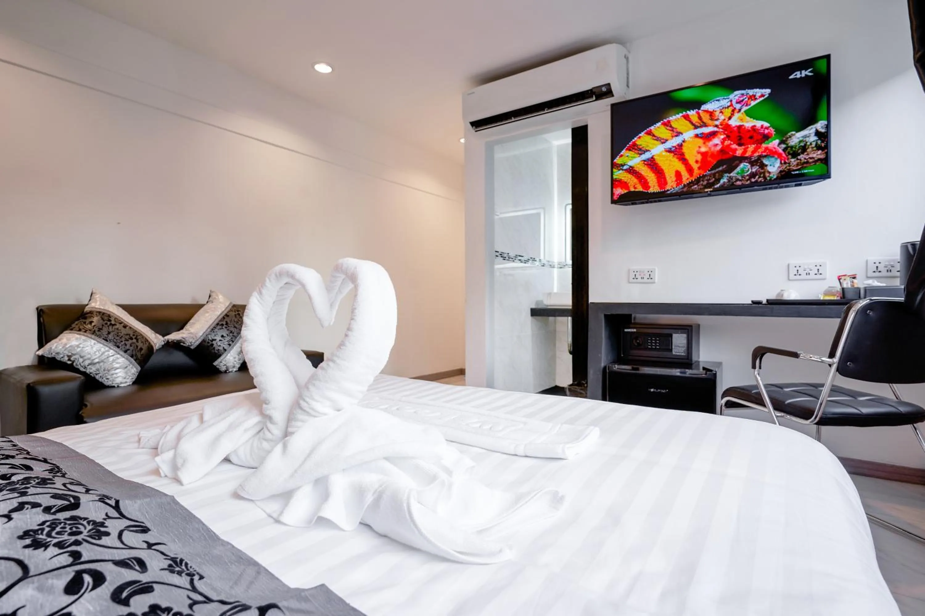 Bed in Thonglor Suites Hotel