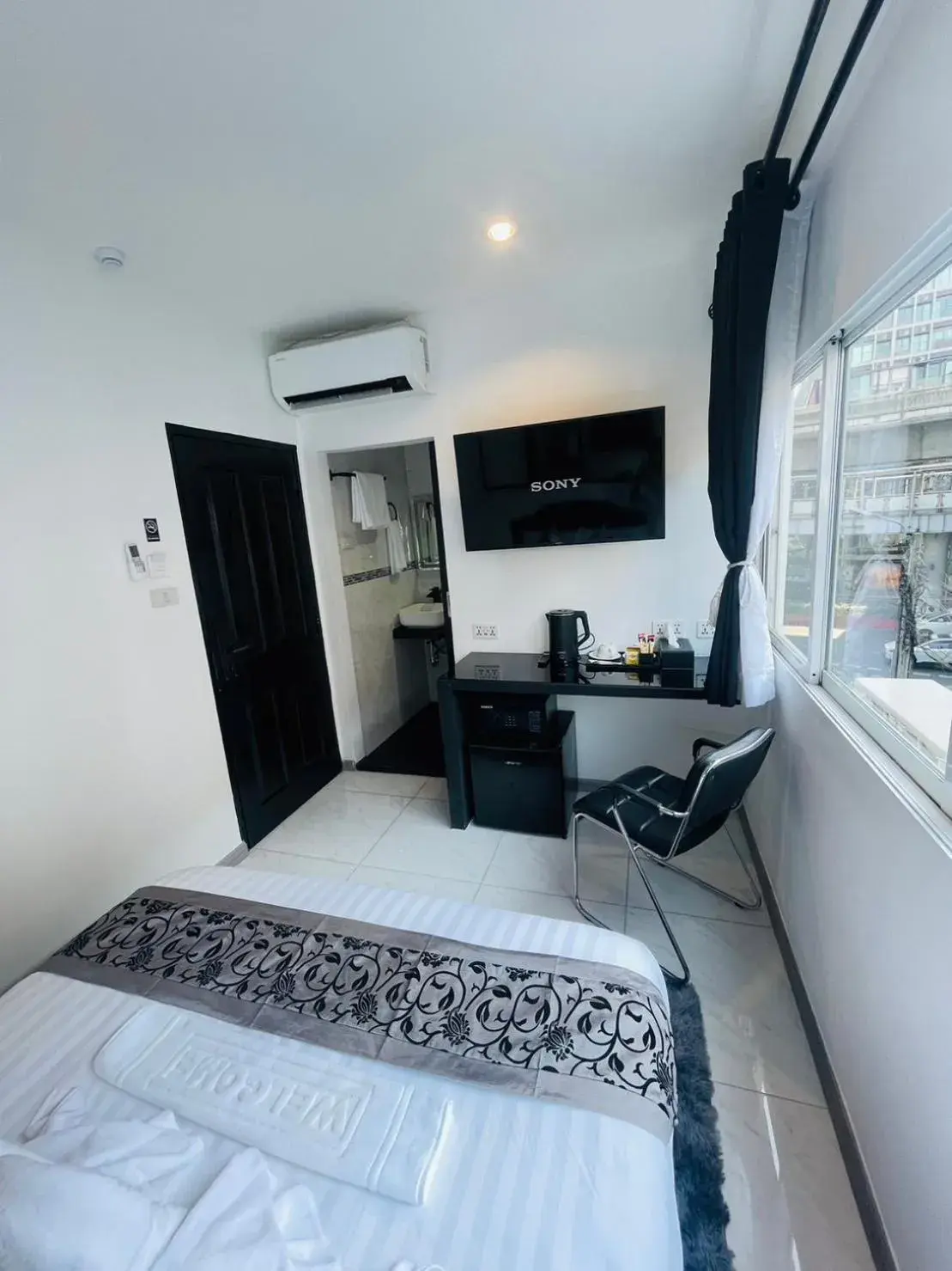 Bed in Thonglor Suites Hotel Bed in Thonglor Suites Hotel