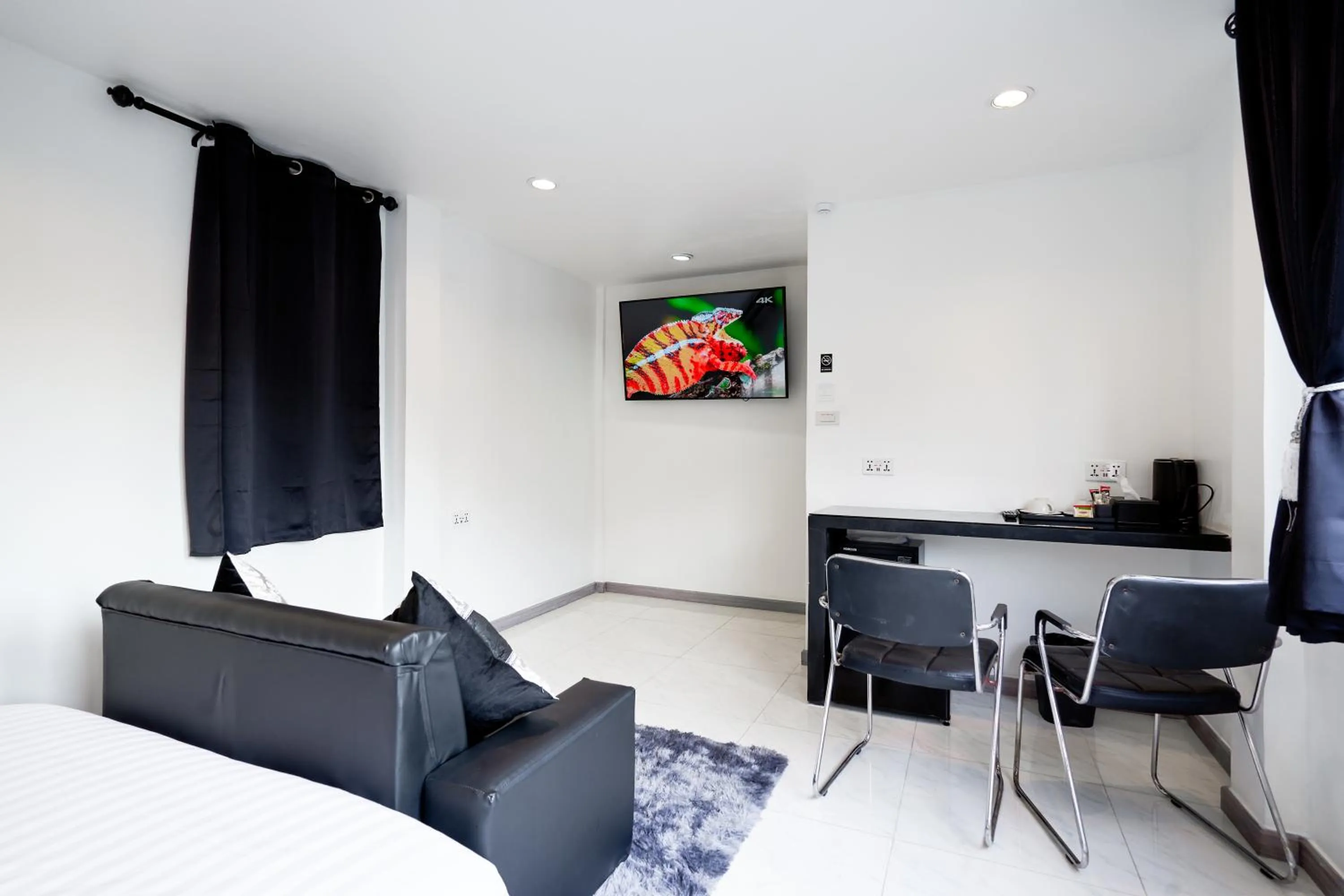 Bedroom, Bed in Thonglor Suites Hotel