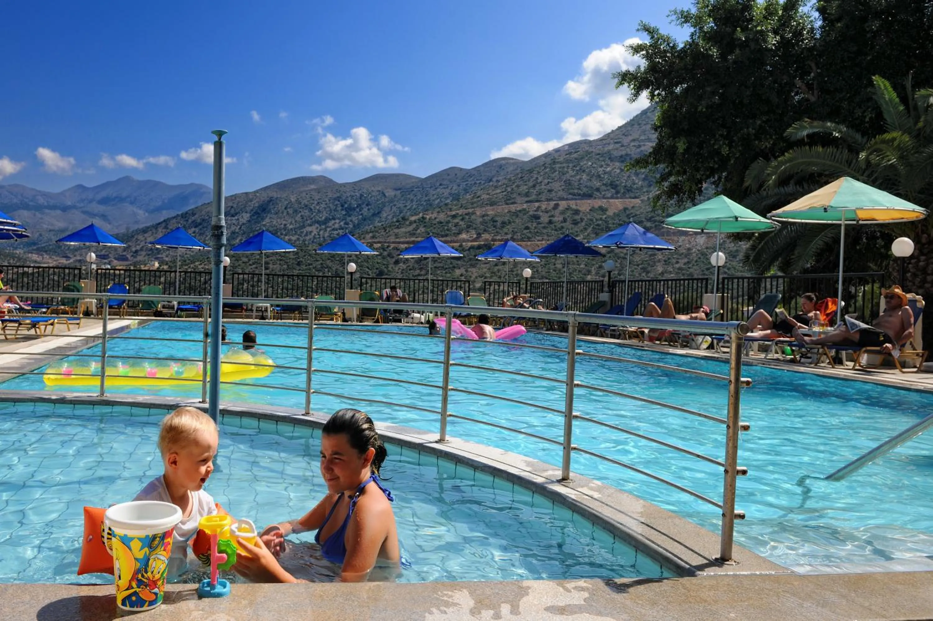 Swimming pool in Mariamare apts