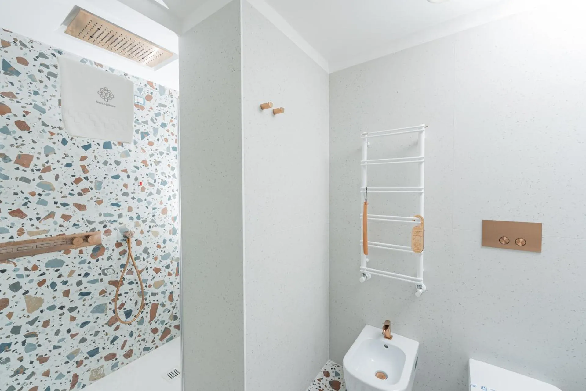 Shower in Albergo Dipinto BaccoFurore