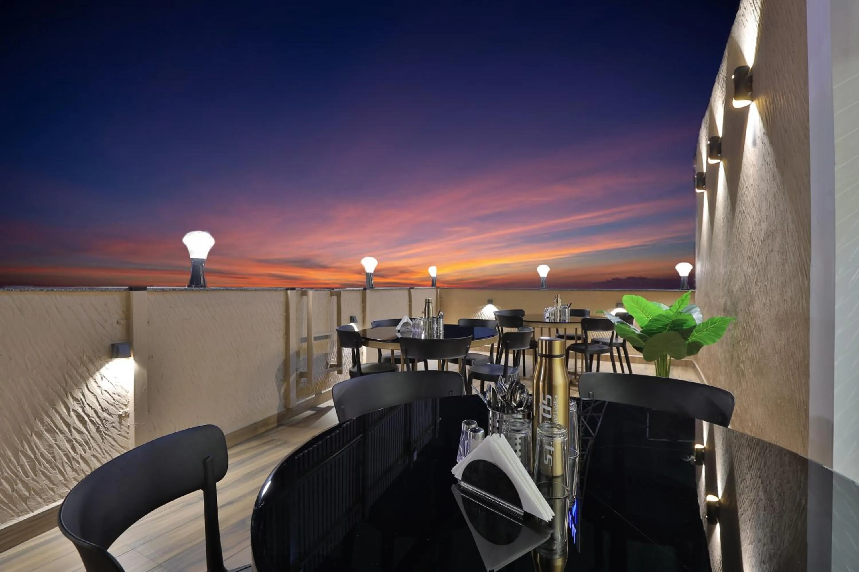 Restaurant/places to eat in HOTEL SURAT