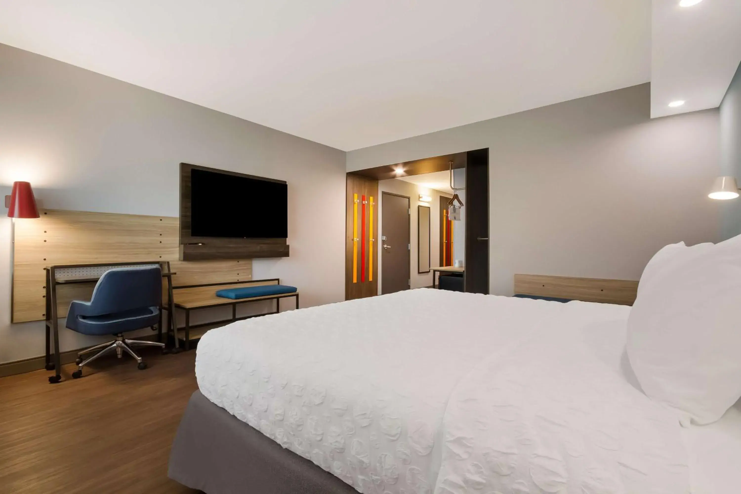 King Room with Walk-In Shower in Tru By Hilton Destin King Room with Walk-In Shower in Tru By Hilton Destin