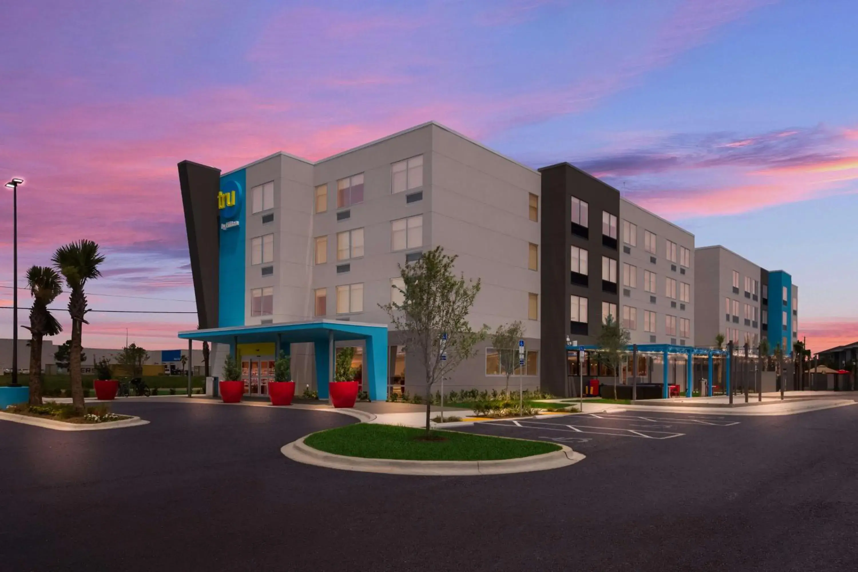 Property building in Tru By Hilton Destin Property building in Tru By Hilton Destin