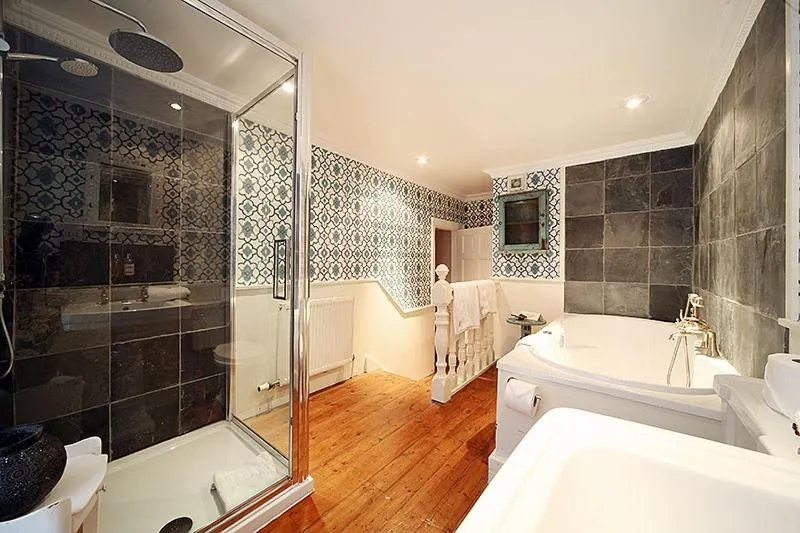 Shower, Bed in The George Hotel